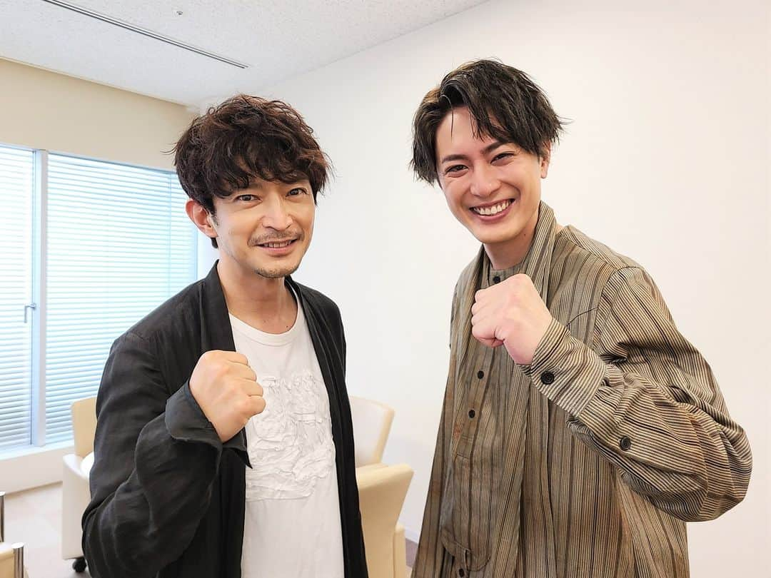 ナンバMG5のインスタグラム：「.  押忍ッ👊  なんと #間宮祥太朗 さんと #津田健次郎 さんが、スタジオでばったり遭遇❗  「初めまして！」「お会いしたかった！」と大盛り上がりだったぜ  間宮さんは改めて津田さんの声を聞いて「かっこいい！と感激してました👉  吟ちゃんが羨ましがりそうだな😉  Twitterでは別カットを公開中❗  #ナンバMG5 #全開バリバリでアリガト編は29日水曜よる10時 #フジテレビ」