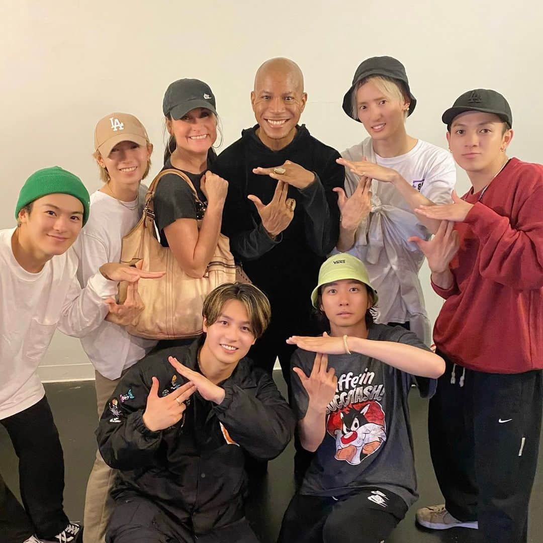 Travis Japan（トラジャ）さんのインスタグラム写真 - (Travis Japan（トラジャ）Instagram)「⁡ ⁡ We took a dance lesson with Travis and Stacy yesterday🕺 We’re looking forward to seeing you next time😭✨ ⁡ 昨日はTravisとStacyのレッスンを受けたよ🕺 また次会えるのを楽しみにしてます😭✨ ⁡ @travispayne1  @stacyalexiswalker  ⁡ #TJgram #HollywoodTJ #Johnnys #TravisJapan」6月24日 15時09分 - travis_japan_official