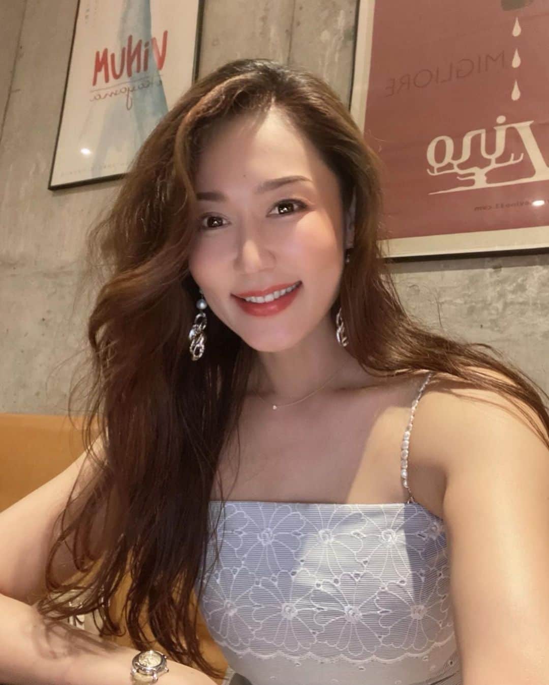のインスタグラム：「毎日暑いですね❤︎︎ ⁡ でも暑いからって まだ食欲は落ちてないかも(o^^o) ⁡ 普段は赤ワインが好きだけど、 暑い日は、冷えた白ワインも 何だか美味しいよね❤︎ ⁡ デザートだけ 動画を撮ってみたけど、 嬉しそうな私で笑えます༶༶༶ ⁡ ⁡ まだ暑さに慣れませんが、 体調に気をつけて、 良い週末をお過ごしください😊❤️ ⁡ take care of your health,  Have a nice weekend 😊❤️ ⁡ たくさんのいいねやコメント ありがとうございます😊💕 DM全部読んでます✨ Thank you for many likes and comments ❤️  I'm glad ✨ ✨ ⁡ ⁡ #LABOCCA#イタリアン#美食 #Italia#ディナー#dinnertime #ワイン好き#岡山グルメ #デザートは別腹 #美魔女#selfie#beauty#healthy #japan#japanesebeauty#asian #elegant#nurse#single #アラフォー #アラフィフ#岡山 ⁡ お仕事以外のDMは返信しておりません🙏💜 ⁡」