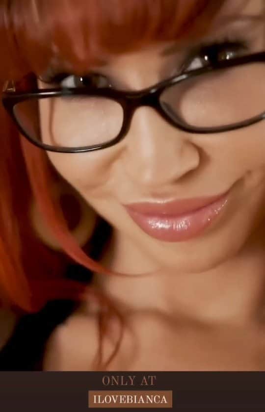 ビアンカ・ボーチャンプのインスタグラム：「Only at ILOVEBIANCA 🔥 #redhead #smile #glasses #geek #lingerie」