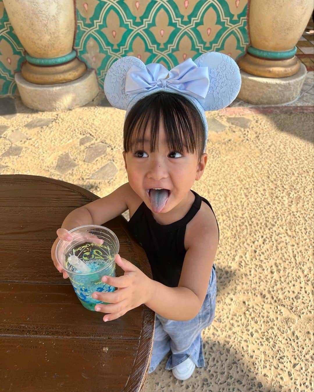 孫きょうのインスタグラム：「これ美味しくて2杯飲んだね🧊 シーのスモークチキンはターキーより食べやすくて好き🍗 あとヴォルケイニアの海老だれ坦々麺は優勝🍜  表情は4枚目がスキ。笑  #tds #tokyodisneysea #disneysea #disney」