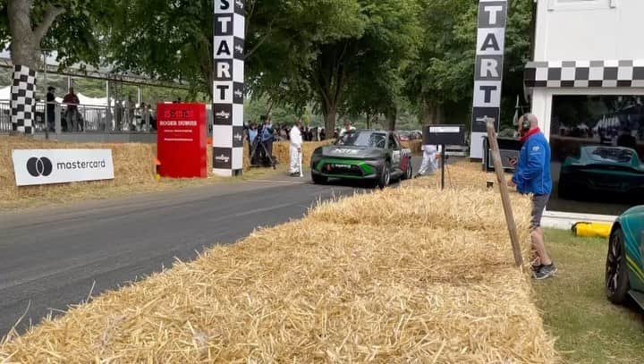 ジェンソン・バトンのインスタグラム：「Yep my whip is quicker than yours off the line 😉 Today we get to play with more power 💪🏽  @fc1xofficial @nitrorallycross @xiteenergyracing @myenergi @fosgoodwood」