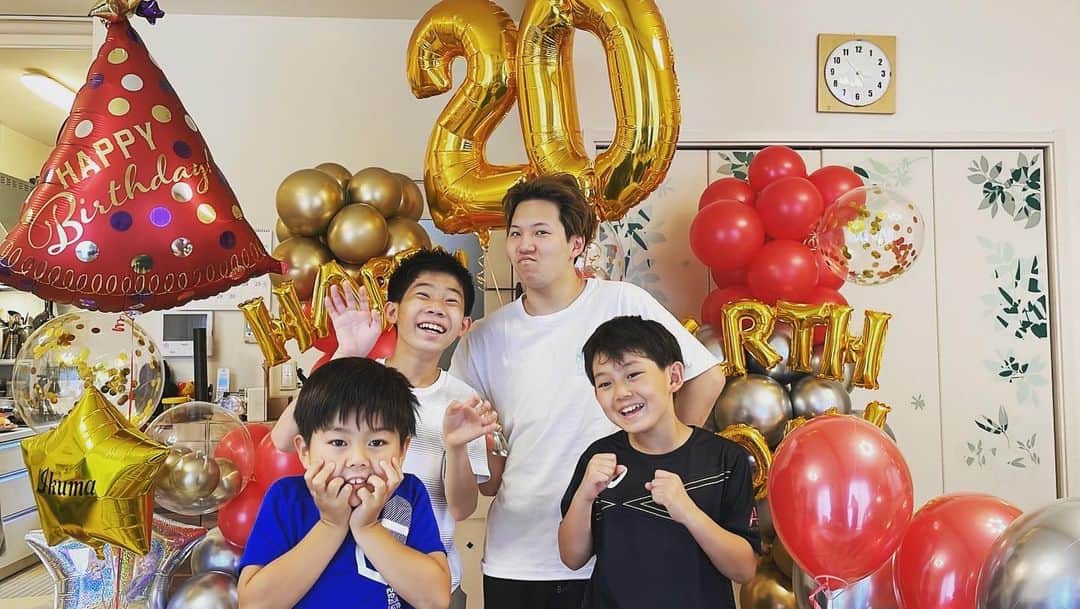 のインスタグラム：「みなさんこんにちは！ 今日は我が家の長男いっくんの20歳の誕生日でーす٩(๑❛ᴗ❛๑)۶  17:30〜生配信で誕生日パーティ🎉 しますのでみなさんぜひbrother4channelに遊び来てね♪  #brother4 #YouTuber #生配信 #誕生日 #birthday  #20歳 #成人」