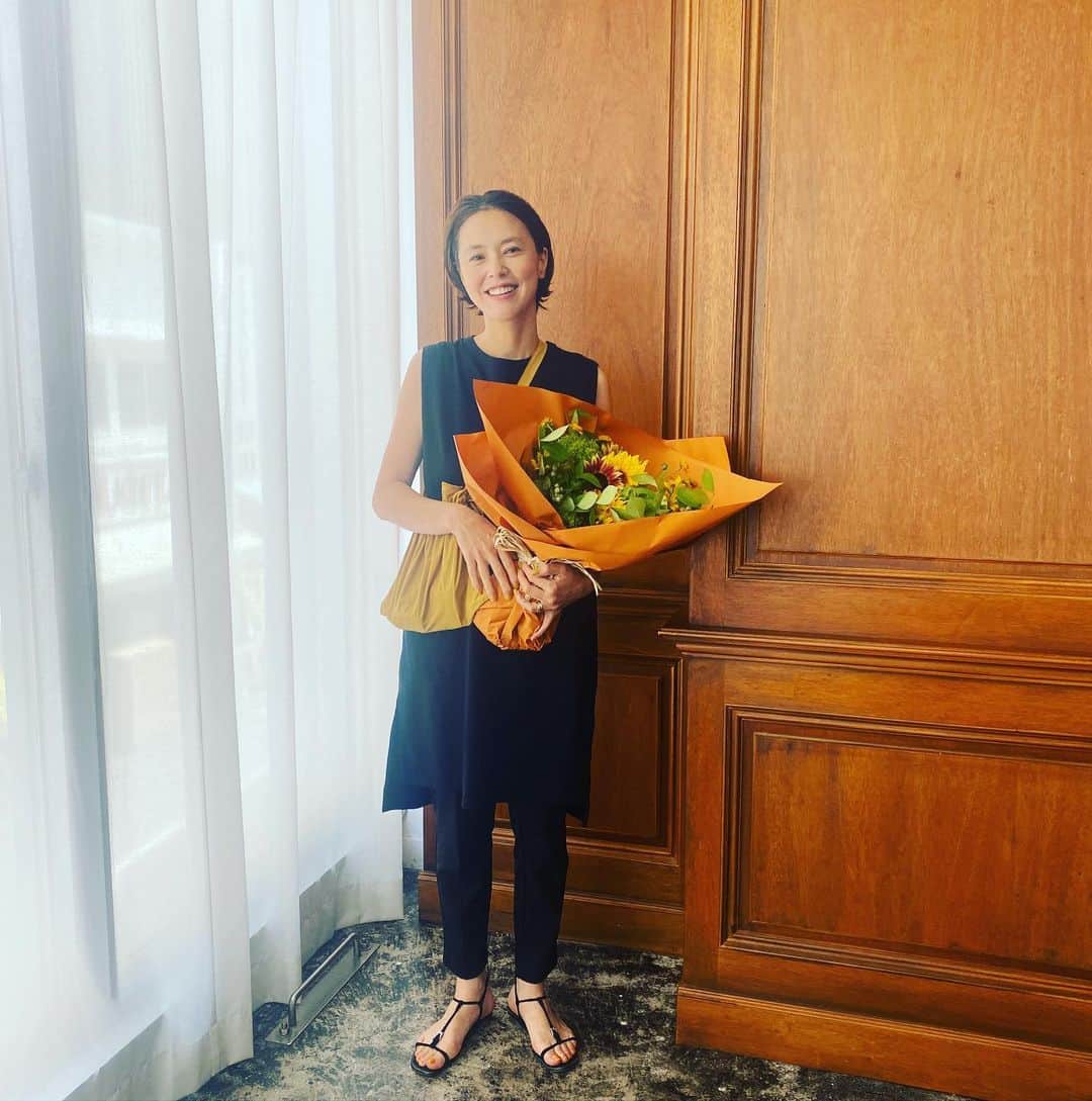 浅見れいなのインスタグラム：「撮影でお誕生日のお花を頂きました🙏 大好きな🌻❤️ @magazinelee  の皆様ありがとうございます🤲 本日の私服はタグ付けします✔️」