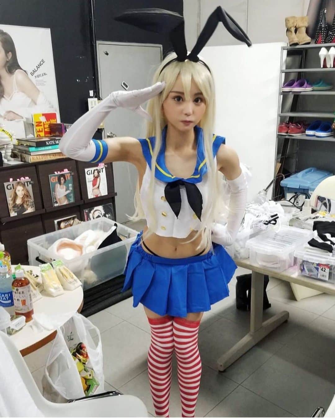 シト山口のインスタグラム：「昨日一昨日と、メジャー誌で活躍中のグラビアタレント&アイドルさん達が多数襲来‼️ 怒涛の２日間の宣材撮影でしたヾ(＠°▽°＠)ﾉ  代表してパピコさん❤️ 宣材だけどコスプレ駆逐艦島風ちゃん！ 宣材の幅の広さ、勉強になりました🙏🏻🙇🏻‍♂️💕✨ コスプレももっと本格的にクオリティ上げたのをやって行きたいです( ´ ▽ ` )ﾉ  model @papico__desu  hair&make Ⓜ️ photo @papico__desu」