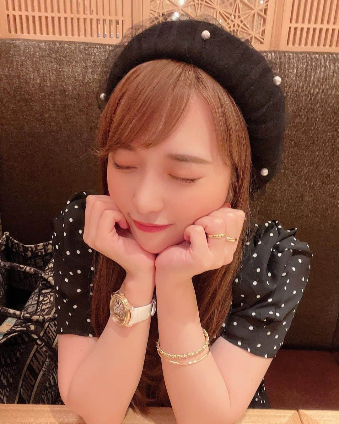 岡英里のインスタグラム：「そういえば先日、 #マツエク ではなく #まつ毛パーマ をしてきました😳❣️  マツエクらくちんだったんだけど、友達のまつ毛パーマをみてやりたくなって、、、😂  友達は #パリジェンヌ がとっても素敵だったんだけど、いつも通っている #鬼のうたたね @oniuta.omotesando で相談した所私のまつ毛の生え方には向かないそう🥶  まつ毛の生え方で似合うパーマが変わってくるみたいなのでみなさんパーマやる際にはお気をつけください😭  思ってた以上にくるっと上がってくれたのでこれからはしっかり #まつ育 をしてパーマにしようかなー？と思います😂  #自まつ毛 #自まつ毛メイク #まつげパーマ #まつげカール #アイケア #目元ケア」