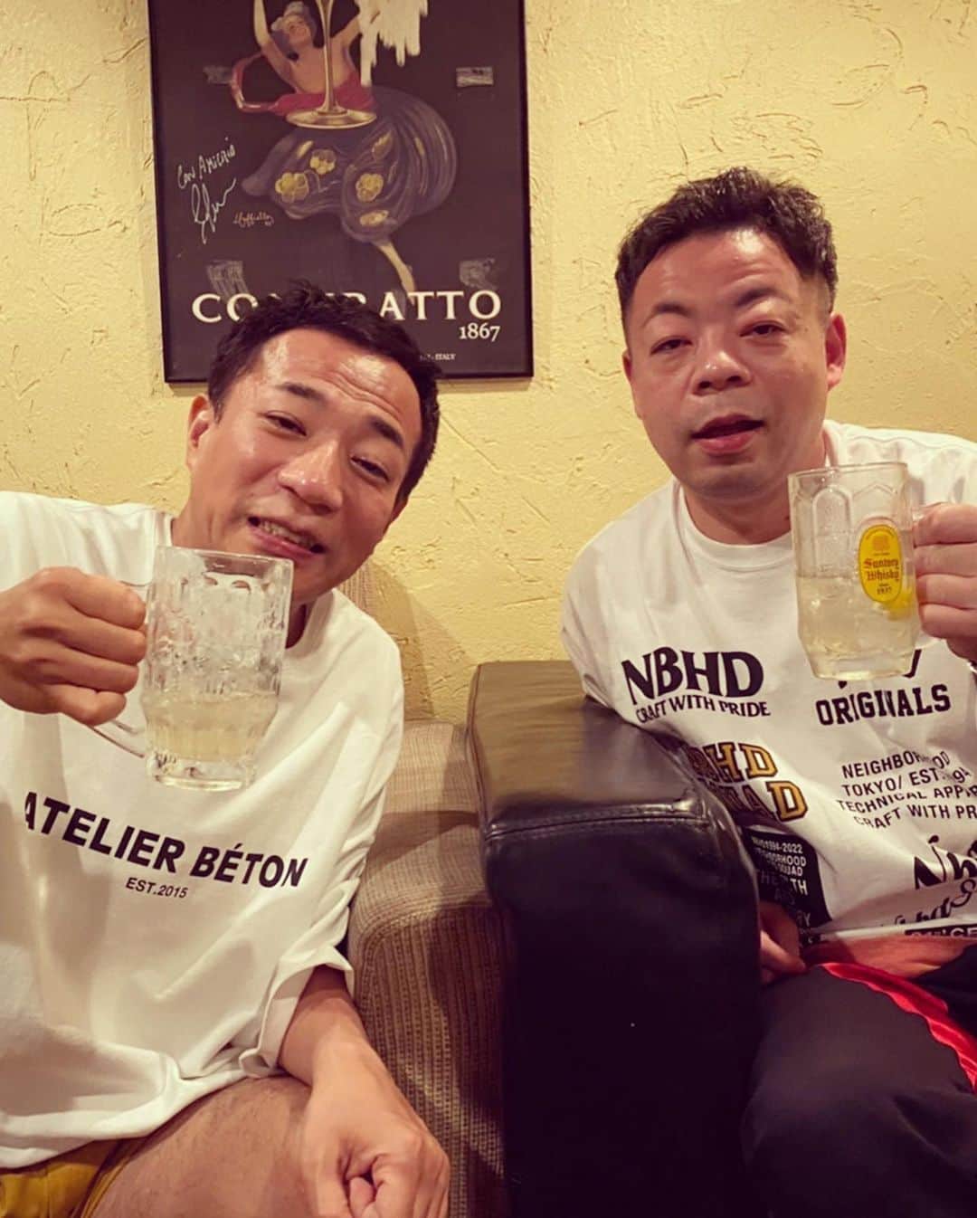 のインスタグラム：「岸です。今週の大阪。あと関係ないフロマージュ缶。めちゃ美味いよ。オシャレやろ。美しいやろ。 #ナイツ塙くん #ダイアンユースケ #同期 #フロマージュ缶 #岸大介 #太秦の空き時間 #何してますのん」