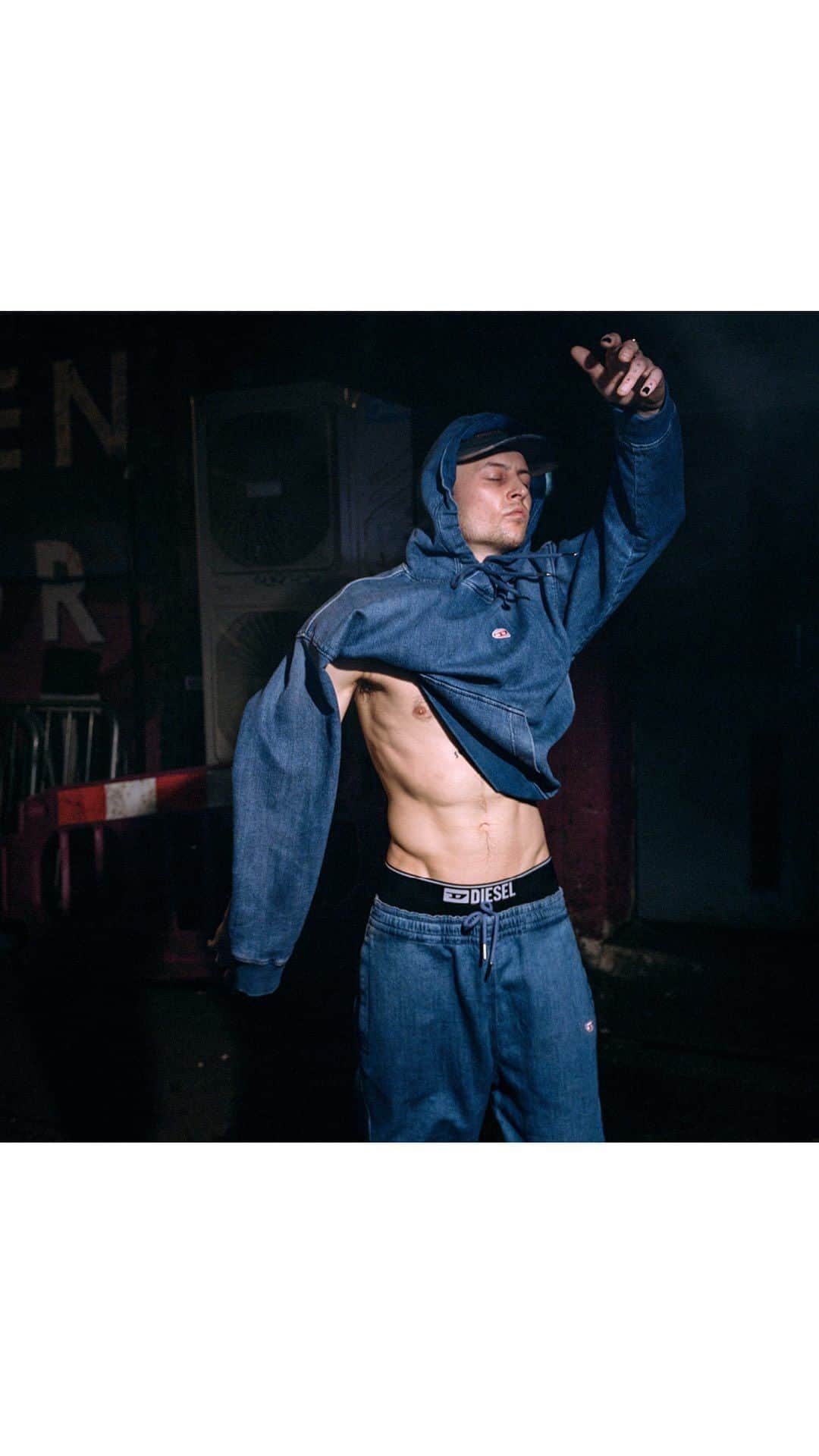 ディーゼルのインスタグラム：「#DieselTrackDenim is our gender-neutral street-style collection to amplify your attitude every day.   Big things coming soon.  Photographer: @ewenspencer  Stylist: @aikamoshita   Discover the collection at the link in bio.  #ForSuccessfulLiving #ForResponsibleLiving」