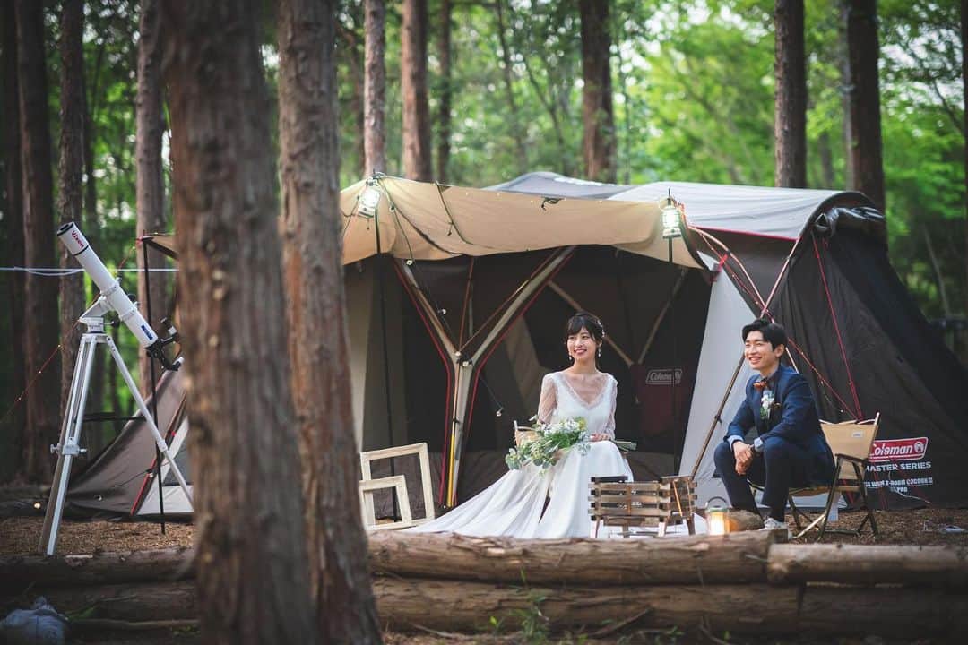 Felice Vita × Bellissimaのインスタグラム：「森のフォトウエディング🌿  キャンプ場での撮影は夜の景色も楽しめます⭐️  お気軽にお問合せください 03-5579-9302 felicevita@dress.co.jp  #felicevitabellissima #ウエディングドレス #ウエディングドレス試着 #キャンプ #アウトドアウェディングフォト #アウトドアウェディング #キャンプ女子 #焚き火 #アウトドア #ロケーションフォト #ロケーションフォトウェディング #ロケーション撮影 #森のウエディング #結婚式前撮り」