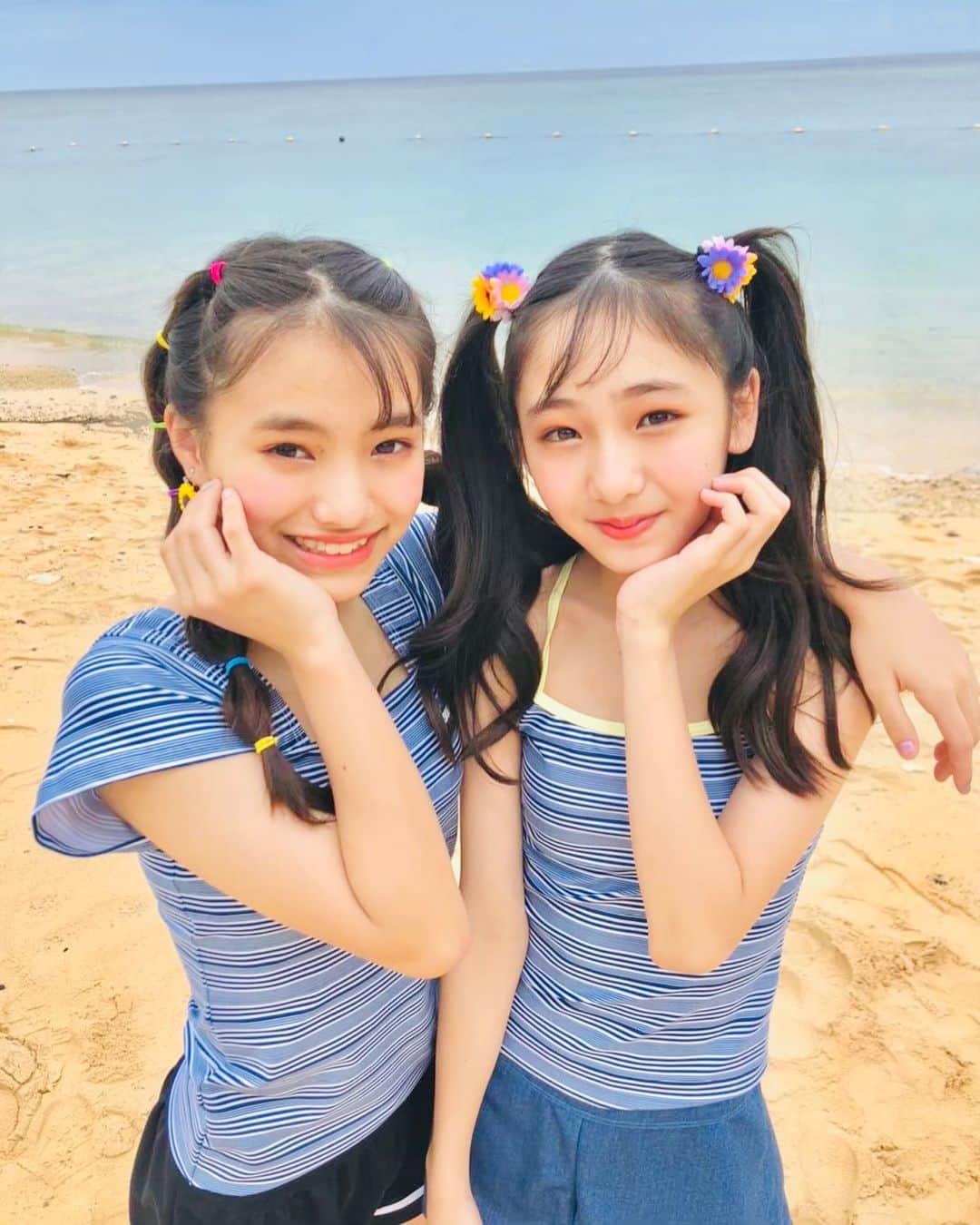 ニコ☆プチのインスタグラム：「🏄‍♀️✨👙🌺☀️  はいさーい🌞 沖縄といえば……🌴❕💡  リオリココンビだよーー😝🍒✌️ やっぱり海がと〜っても似合うふたりっ‼︎(⁎˃ᴗ˂⁎) ❤️💚🏖  #沖縄 #具志川莉央 #崎浜梨瑚 #リオリコ #夏 #海 #ニコプチ #8月号」