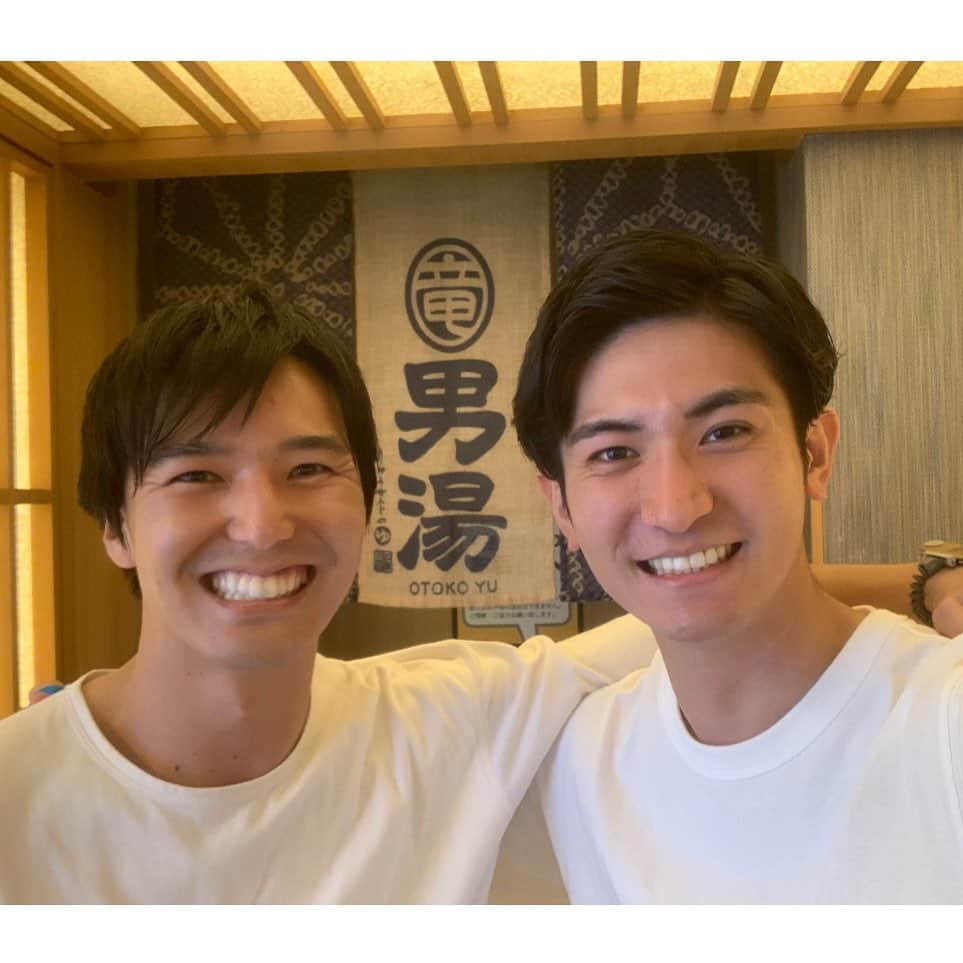 伊豆蔵将太さんのインスタグラム写真 - (伊豆蔵将太Instagram)「【ご報告】 今月末でメ〜テレを退社します。 アナウンサー卒業です。 今朝のドデスカ！が最後の出演でした。 突然のご報告になってしまい、申し訳ありません。 . 2016年にメ〜テレ入社して6年３ヶ月。 . アナウンサーとしてここまで来られたのは、メ〜テレの先輩後輩、同期たち、そして何より、視聴者の皆さんのおかげです。 心から感謝しています。 . 社会人としての第一歩が、学生時代までは所縁のなかった名古屋。 不安もありましたが温かく迎えられ、今では居心地の良い、「ホーム」と言える場所にまでなりました。 . また、街中で声をかけていただいたり、このインスタグラムでコメントをいただいたりしたことが力になっていました。 ありがとうございました。 . アナウンサーとしては、 定時ニュースでデビューしてから、『アップ！』『ドデスカ！』スポーツ中継などを担当しました。 伝えられることがどれだけ貴重なことなのか知りました。 伝えることの難しさを学びました。 伝えられたときの喜びを味わえました。 そして、心から夢中になれる「バスケットボール」に出会えました。 . これまでに出会えた人、思い出、経験は全て、何にも代え難い私の財産です。一生大切にします。 . 来月からは東京で別の仕事をします。 新しい世界で新しい挑戦です。 応援してくださるととても嬉しいです。 . そして、開局60周年、メ〜テレも引き続きご覧ください！ . 最後になりましたが、 アナウンサー「伊豆蔵将太」を知ってくださった皆さん、今まで本当にありがとうございました！ 共に過ごしたこの6年3ヶ月を絶対に忘れません。 成長した姿を皆さんに見せられる日がいつか来ますように。 また会うその日まで！！ . 2022年6月24日 メ〜テレアナウンサー 伊豆蔵将太」6月24日 17時38分 - shota_izukura_nbn