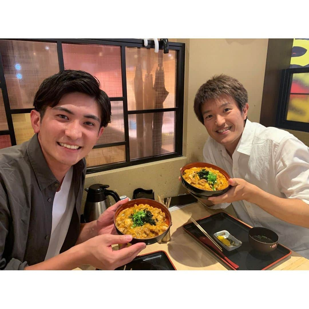 伊豆蔵将太さんのインスタグラム写真 - (伊豆蔵将太Instagram)「【ご報告】 今月末でメ〜テレを退社します。 アナウンサー卒業です。 今朝のドデスカ！が最後の出演でした。 突然のご報告になってしまい、申し訳ありません。 . 2016年にメ〜テレ入社して6年３ヶ月。 . アナウンサーとしてここまで来られたのは、メ〜テレの先輩後輩、同期たち、そして何より、視聴者の皆さんのおかげです。 心から感謝しています。 . 社会人としての第一歩が、学生時代までは所縁のなかった名古屋。 不安もありましたが温かく迎えられ、今では居心地の良い、「ホーム」と言える場所にまでなりました。 . また、街中で声をかけていただいたり、このインスタグラムでコメントをいただいたりしたことが力になっていました。 ありがとうございました。 . アナウンサーとしては、 定時ニュースでデビューしてから、『アップ！』『ドデスカ！』スポーツ中継などを担当しました。 伝えられることがどれだけ貴重なことなのか知りました。 伝えることの難しさを学びました。 伝えられたときの喜びを味わえました。 そして、心から夢中になれる「バスケットボール」に出会えました。 . これまでに出会えた人、思い出、経験は全て、何にも代え難い私の財産です。一生大切にします。 . 来月からは東京で別の仕事をします。 新しい世界で新しい挑戦です。 応援してくださるととても嬉しいです。 . そして、開局60周年、メ〜テレも引き続きご覧ください！ . 最後になりましたが、 アナウンサー「伊豆蔵将太」を知ってくださった皆さん、今まで本当にありがとうございました！ 共に過ごしたこの6年3ヶ月を絶対に忘れません。 成長した姿を皆さんに見せられる日がいつか来ますように。 また会うその日まで！！ . 2022年6月24日 メ〜テレアナウンサー 伊豆蔵将太」6月24日 17時38分 - shota_izukura_nbn