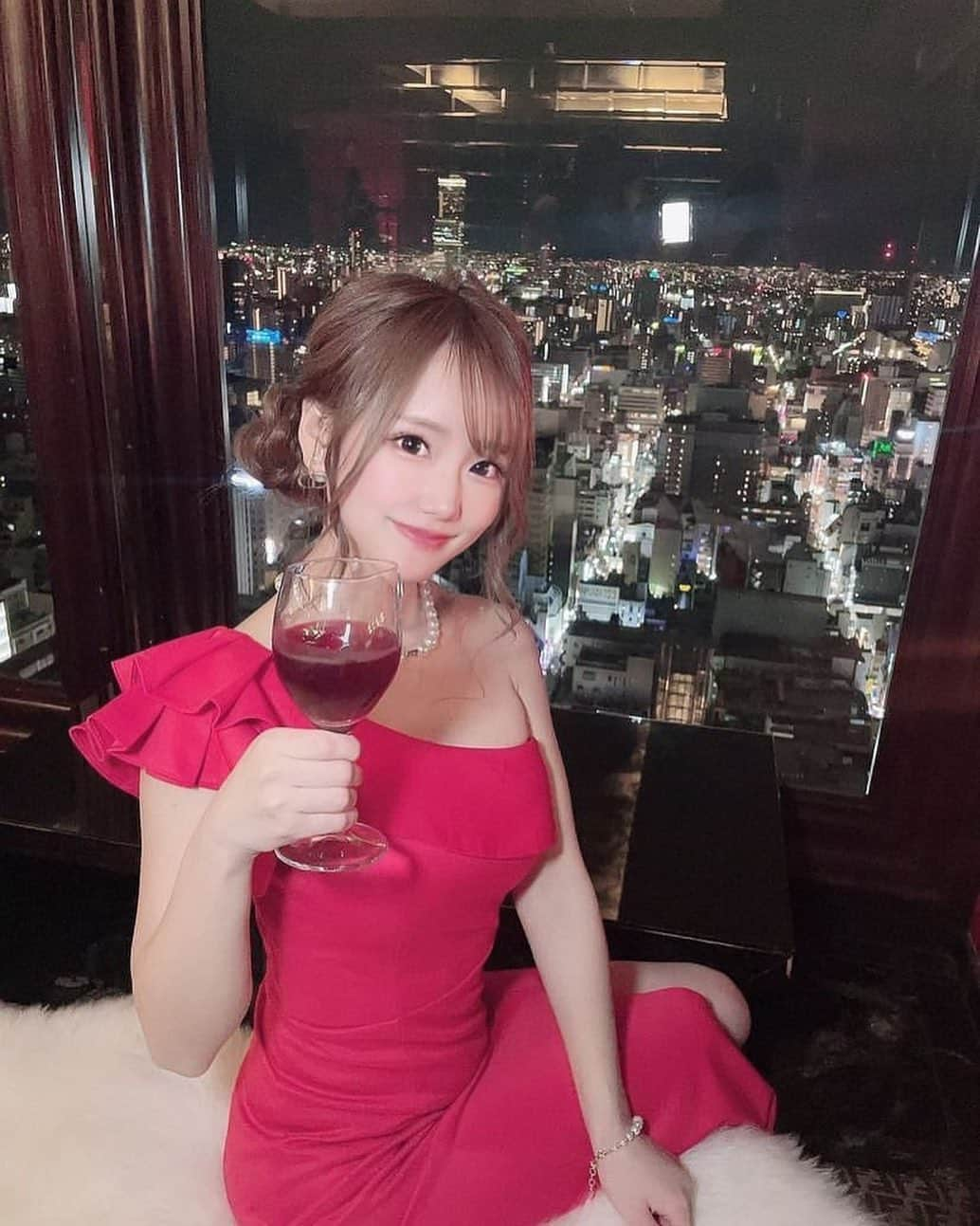 美女美容事情さんのインスタグラム写真 - (美女美容事情Instagram)「《夜景と一緒に赤ワイン🍷🌃》 *⁠ 今回ご紹介させて頂きますのは!!👀❤︎⁠⠀ まみおさん< @mamio0524 >の素敵なお写真📸⁠⠀⁠⠀⁠⠀⁠ *⁠⠀⁠⠀⁠⠀⁠⠀ 高級感のある赤いドレスがお似合いの上品な美女❤️ 綺麗な夜景の見える部屋で飲むお酒は最高ですね😳 *⠀⁠⠀⁠⠀⁠⠀⁠⠀ まみおさん< @mamio0524 > ⁠⠀⁠⠀⁠⠀⁠⠀ 素敵な投稿ありがとうございました🌹📸✨ *⠀⁠⠀⁠⠀⁠⠀⁠⠀ まみおさんのアカウントには他にも素晴らしい投稿が沢山ありますので是非覗いてみてくださいね💁‍♀️💙⁠⠀⁠⠀⁠⠀⁠⠀ *⠀⁠⠀⁠⠀⁠⠀⁠⠀ △▼△▼△▼△▼△▼△▼△▼△▼△▼ ⁠⠀⁠⠀⁠⠀ ❤🧡💛「美女美容事情」💚💙💜⠀⠀⠀⠀⠀⠀⠀⠀⠀⠀⠀⠀⠀⠀⁠⠀⁠⠀⁠⠀⁠⠀⁠⠀ 👇掲載ご希望の方は👇⠀⠀⠀⠀⠀⠀⠀⠀⠀⠀⠀⠀⠀⠀⠀⁠⠀⁠⠀⁠⠀⁠⠀⁠⠀ @b_b_j.jタグ付けと🖤 #ビジョビ ⁠⠀ 🖤タグ付けお願いします✨⠀⠀⠀⠀⠀⠀⠀⠀⠀⠀⠀⠀⠀⠀⠀⁠⠀⁠⠀⁠⠀⁠⠀⁠⠀ △▼△▼△▼△▼△▼△▼△▼△▼△▼ ⁠⠀⁠ #本日のコーデ#outfit#レディディオール #ポートレート#撮影#dior#撮影モデル #関西被写体#インフルエンサー #インフルエンサー募集#セルフィー #美容#ZARAコーデ#夜景#ワイン」6月24日 17時31分 - b_b_j.j