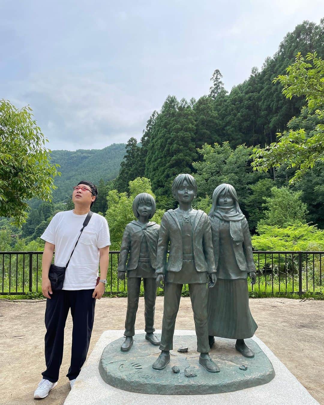 山里亮太のインスタグラム：「明日は山里亮太の140山形！ 週末に色々な場所に行ってライブをやらせてもらって、その土地を楽しむ。 最高じゃないか！ ライブをやらせてくれる皆さま、本当にありがとうございます！ 明日の山形での140も全力で楽しみます！  「山里亮太の140」山形公演  ▫️山形公演 6/25土 16:00開演 山形市民会館 大ホール  只今山形市民会館のみで🎫受付中！ →shanshanshan.jp/event/  初めての山形です！ 皆様是非お越し下さい！  #山里亮太の140山形  写真は先週の大分を満喫してる私  #山里亮太の140大分 #山里亮太の140山形 #進撃の巨人 #絶望に途中参加」