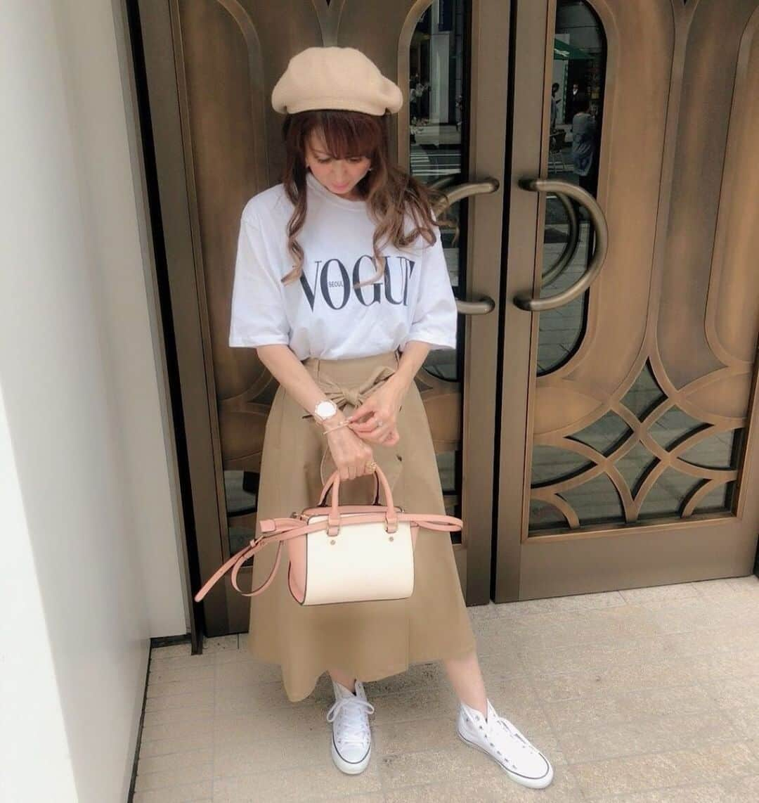 kalie.（カリエ）のインスタグラム：「カリエのバッグと合わせた素敵なコーデをご紹介👜@kalie_official⁣ ＿＿＿＿＿＿＿＿＿＿＿＿＿＿＿＿⁣ ⁣ @naotaii さんが、⁣ 「lotta trico」(ロッタトリコ)に合わせて素敵なコーデを⁣ 投稿してくださりました✨⁣ ⁣ 2022年春夏注目のカラーコーディネートは「抜け感」♬⁣ なかでもベージュ×ホワイトは爽やかで、これからの時期にぴったりの組み合わせです🌿⁣ ⁣ @naotaii さんはピンクホワイトの「lotta trico」で、かわいらしさをプラス🤍⁣ コンパクトなスクエアフォルムで、トレンド感もたっぷりですね♪⁣ ⁣ 詳細はプロフィール欄のURLよりチェックしてください♩⁣ ⇒ @kalie_official⁣ ＿＿＿＿＿＿＿＿＿＿＿＿＿＿＿＿⁣ ⁣ #カリエ #kalie #鞄 #バッグ #ハンドバッグ #夏バッグ #夏コーデ #夏ファッション #夏バッグ2022 #夏ファッション2022 #ホワイトコーデ #白コーデ #差し色コーデ #ピンクバッグ #差し色バッグ #スニーカーコーデ #ベージュスニーカー #カラーバッグ #夏色バッグ #夏色コーデ #夏カラーコーデ #大人カジュアル #ワントーンコーデ #30代コーデ #OLコーデ #初夏コーデ #初夏ファッション #ベージュファッション #ホワイトファッション #ロングスカートコーデ」