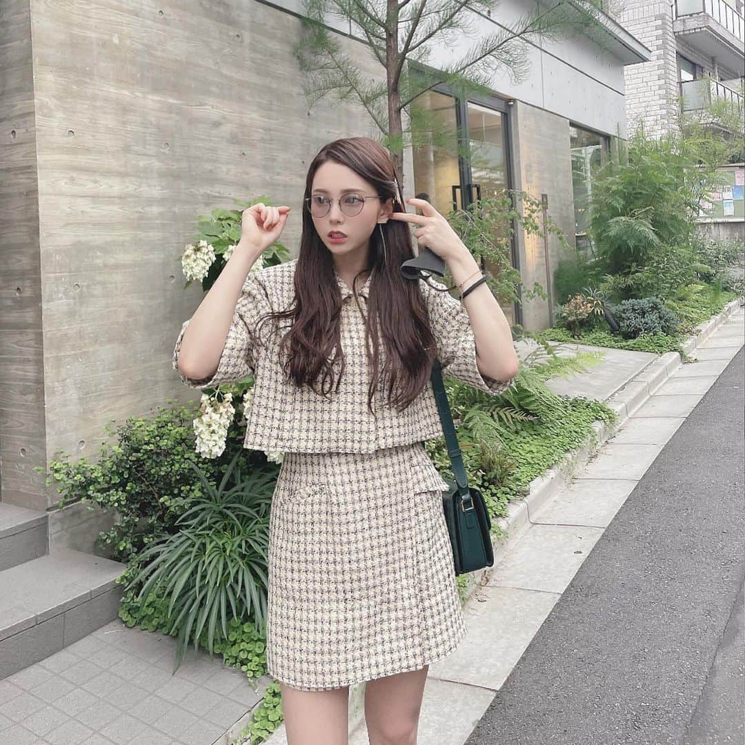 西村歩乃果のインスタグラム：「🏷 @lily_brown_official   リリーのせっとあっぷ かわいすぎて一目惚れでした。  冷房に弱いので、 ちょっと厚手の生地がすごく自分に合ってて好きです。  🌾秋にはハイネックのtopsを下に仕込んで重ね着するのが楽しみ  #ootd #code #fashion #setup #lilybrown」