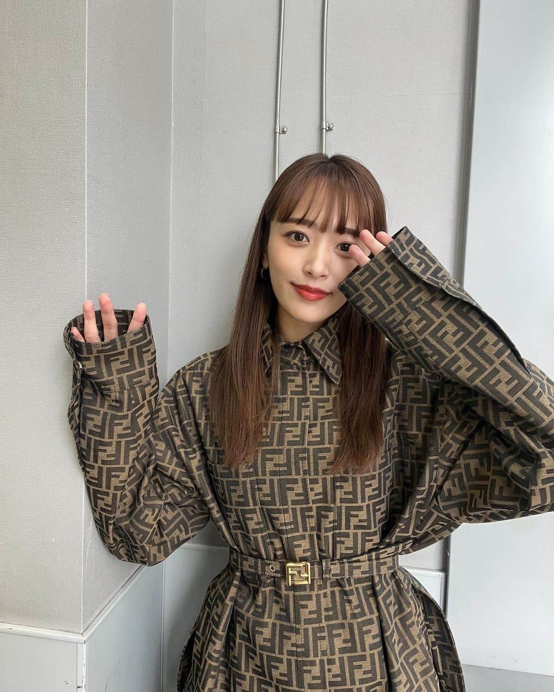 近藤千尋のインスタグラム：「今日は金曜日🤍🤍🤍 ラヴィットでした🐰💕 衣装は @fendi  様🔥  朝からみんなでおたこぷーさんの タコ体操🐙して 美味しいアスパラを食べて Mr.マリックさんにもお会いできて ランキング１位も当たった日🥇🧡  最高の週末になりそうです☺️☺️  みんなも素敵な休日に なりますように💕」