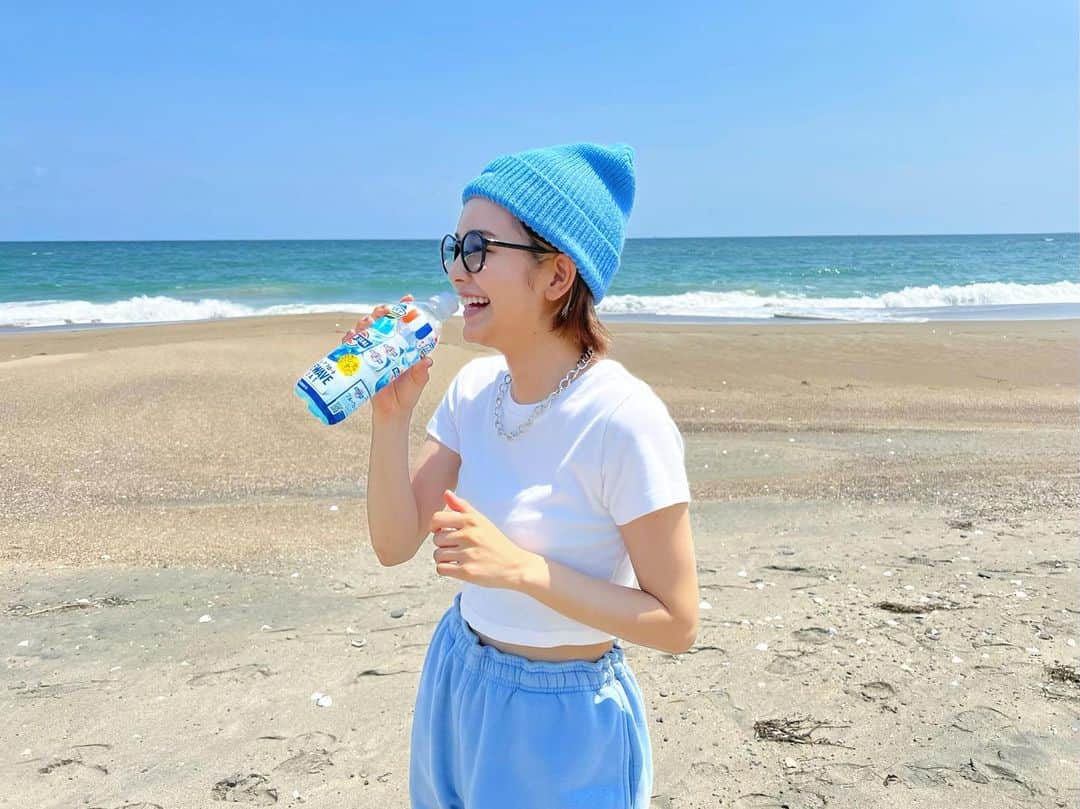 富久美玲のインスタグラム：「_ . 海沿いの気温がちょうど良い季節🐶♡ .」