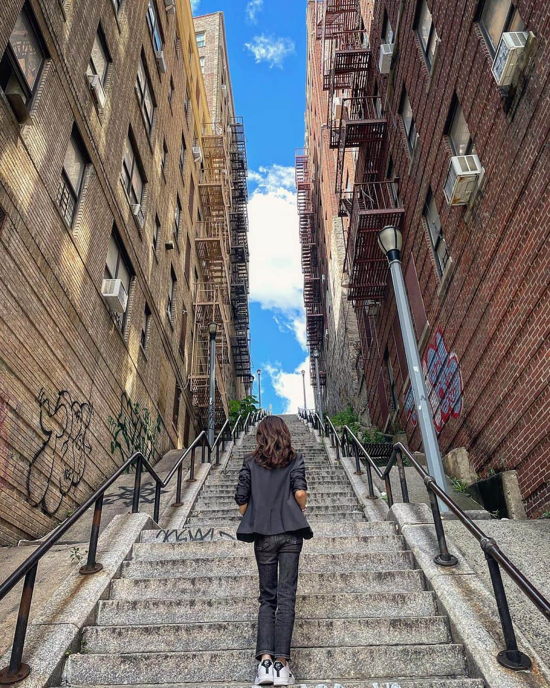 fukishaljのインスタグラム：「🗻✨🐈⭐️  自分が住む街並みや 旅先での景色 お洋服や食べ物 この世界には いろんなデザインが溢れてる…☺️ ふと手にしたものも きっとデザインされたもののはず♪  今週の気づきの扉は、 そんなデザインに関するお話です。  素敵な週末をお過ごしください☺️💕」