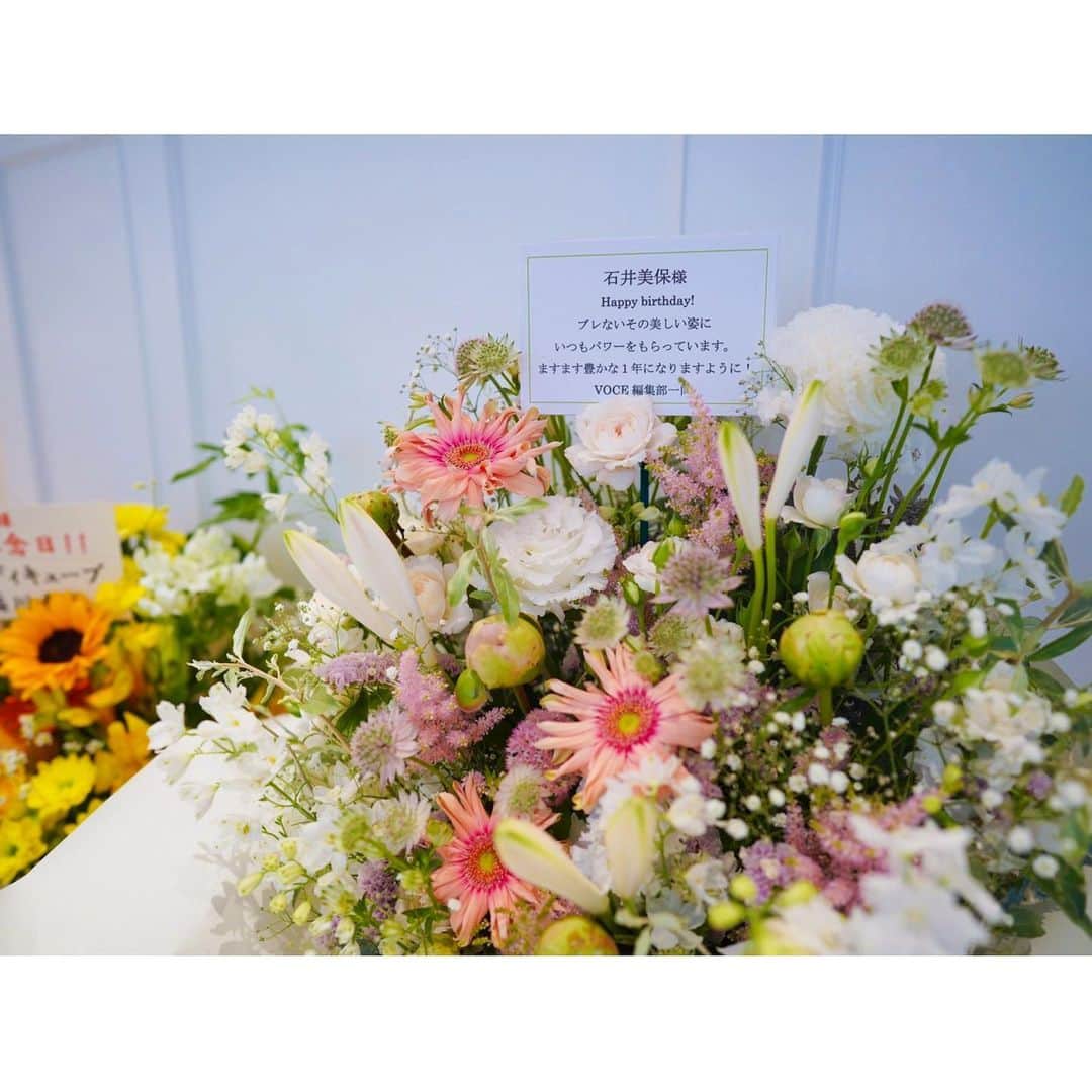 石井美保さんのインスタグラム写真 - (石井美保Instagram)「@vocemagazine VoCE編集部からお祝いのお花を頂きました。いつもブレないという視点で私を見ていて下さり嬉しいです。これからもブレずに生きていきます😁🌸」6月24日 18時25分 - miho_ishii