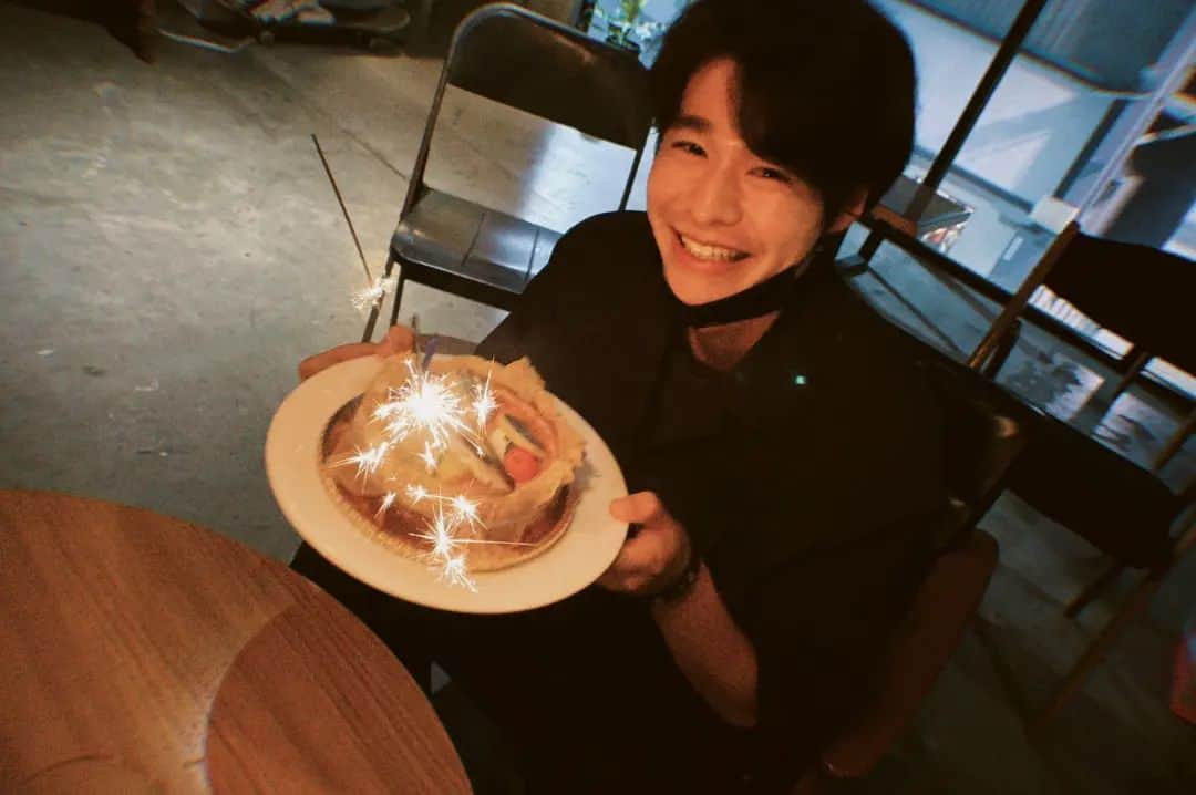 昆竜弥のインスタグラム：「少し時間が空きましたが先日誕生日を迎えて28歳になりました。  映画の舞台挨拶で福岡と宮崎に行ってまして。福岡でも日付が変わる瞬間に祝ってもらったんですが、宮崎の夜にまさかのサプライズをしていただきました。  本当に嬉しかったなぁ。  また忘れられない日が増えました。  連絡くれたみんな、DMを送ってくれたみなさんもありがとうございました。  いい1年になりそうです。  #誕生日 #虹落ち」