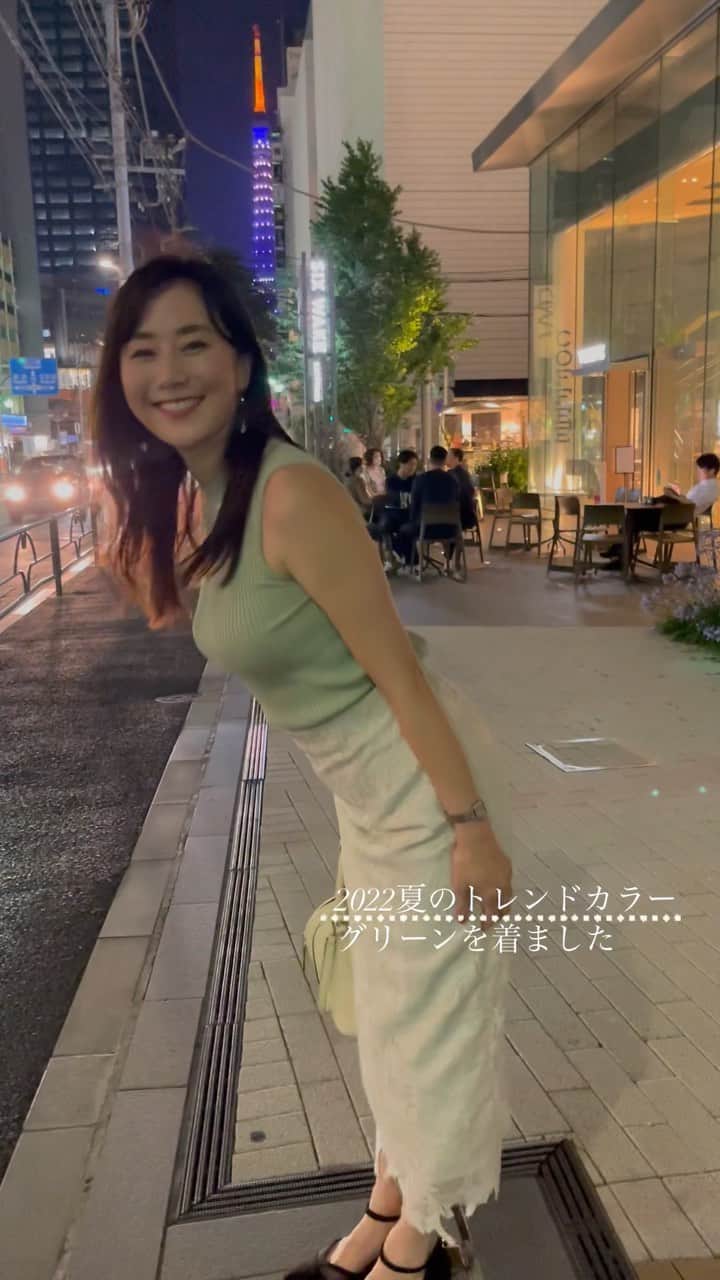 村上麻衣のインスタグラム：「2022夏のトレンドカラーは、 グリーンだそうです🌿💚  tops @eimyistoire_official  skirt @mercuryduo_com   エイミーのお洋服は、私の場合ワンピースはフリーサイズでも入らないので🐷トップスだけ買います。笑  綺麗な東京タワーが映っています🗼  . . 明日から晴天続きみたいですね🌞 そろそろ梅雨明けかなー？ 楽しみです。  . #グリーンコーデ でウロウロ #ファッション  #スカートコーデ #大人かわいい #アラフォーコーデ #スカート #fashion#japan#東京タワー#tokyo」