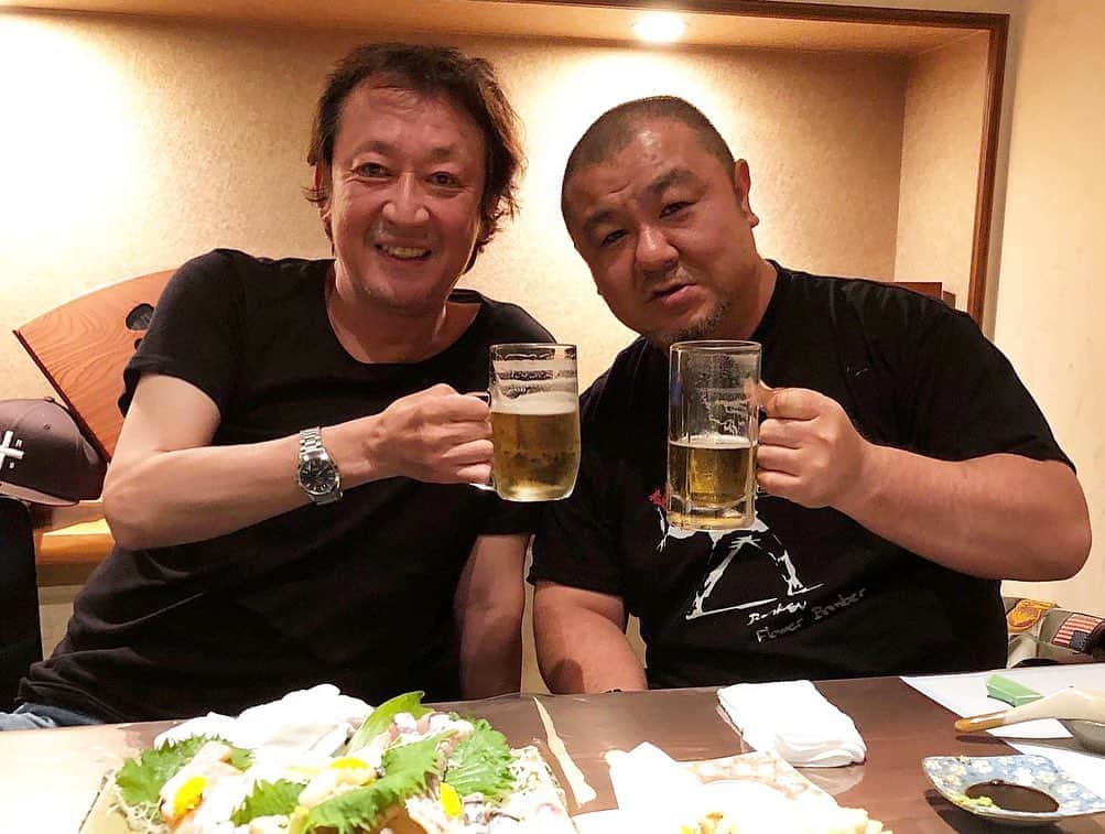 長原成樹のインスタグラム：「ザ・ファブルの南先生と久々に会えて嬉しかった✨🍻 南先生とはもう長い付き合いで、うちの文江と南先生の路子ちゃんはなんと姉妹🐶🐶 いろんなご縁に感謝✨ これからも宜しくお願いします❗️ #南先生　#ザファブル　#ナニワトモアレ　#長原成樹」