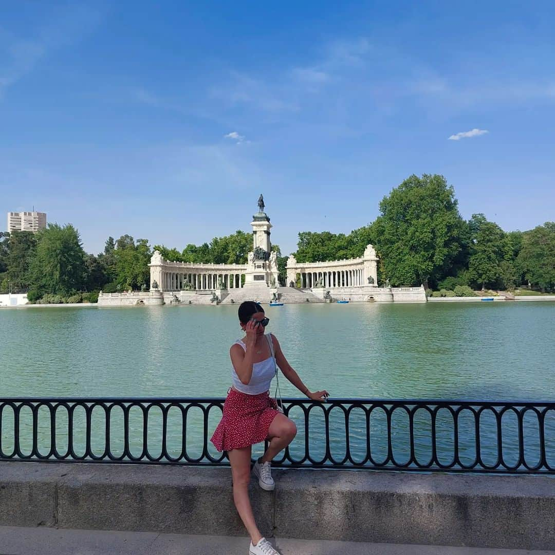 ソニア・ラフエンテさんのインスタグラム写真 - (ソニア・ラフエンテInstagram)「Una turista en Madrid💁🏻‍♀️ . . . . #Madrid #retiro #summer #verano #photooftheday」6月24日 21時16分 - sonia_lafuente