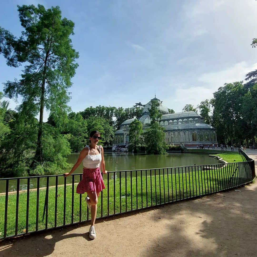 ソニア・ラフエンテのインスタグラム：「Una turista en Madrid💁🏻‍♀️ . . . . #Madrid #retiro #summer #verano #photooftheday」