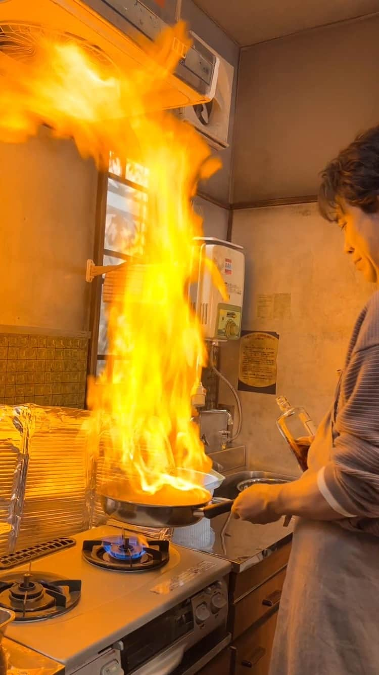 元彼の遺言状のインスタグラム：「✨✉️#元彼の遺言状 ✉️✨ 「麗子失踪編」の 撮影風景をお届け🎥  麗子の出所祝い（？）のために ステーキを焼くシェフ篠田💞  ちょっとやりすぎてしまった 様子をご覧ください。  #元彼の遺言状・円盤は12月16日発売」