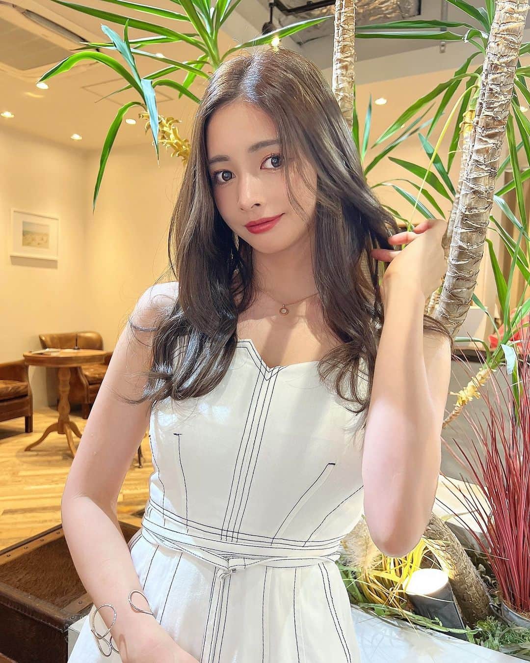 のインスタグラム：「new hair✂︎🤍 @naoki.hair 🤍 今回の色、抜群に可愛いいいい  前髪もセットしやすいようにカット✂︎ 全体的な長さも少し短くした！  短くしたいけど夏はロングの方が可愛いと思うから我慢する〜！！！🫶🏻🔥 ・ ・ ・ ・ ・ ・ ・ ・ ・ ・ ・ ・ ・ ・ ・ ・ ・ ・ ・ ・ ・ ・ ・ ・ ・ ・ ・ ・ ・　 ・ #美容室#美容#ヘアカラー#ママコーデ#ママファッション#大阪#大阪美容室#トリートメント#子育てママ#haircolor#ロングヘア#大人可愛い#梅田#梅田美容室#センターパート#前髪#前髪カット#韓国巻き#韓国コスメ#韓国ヘア#巻き髪#koreanfashion#前髪アレンジ#カット#ワンピース#ワンピースコーデ#美白ケア#美肌ケア#bvlgari#アッシュカラー」