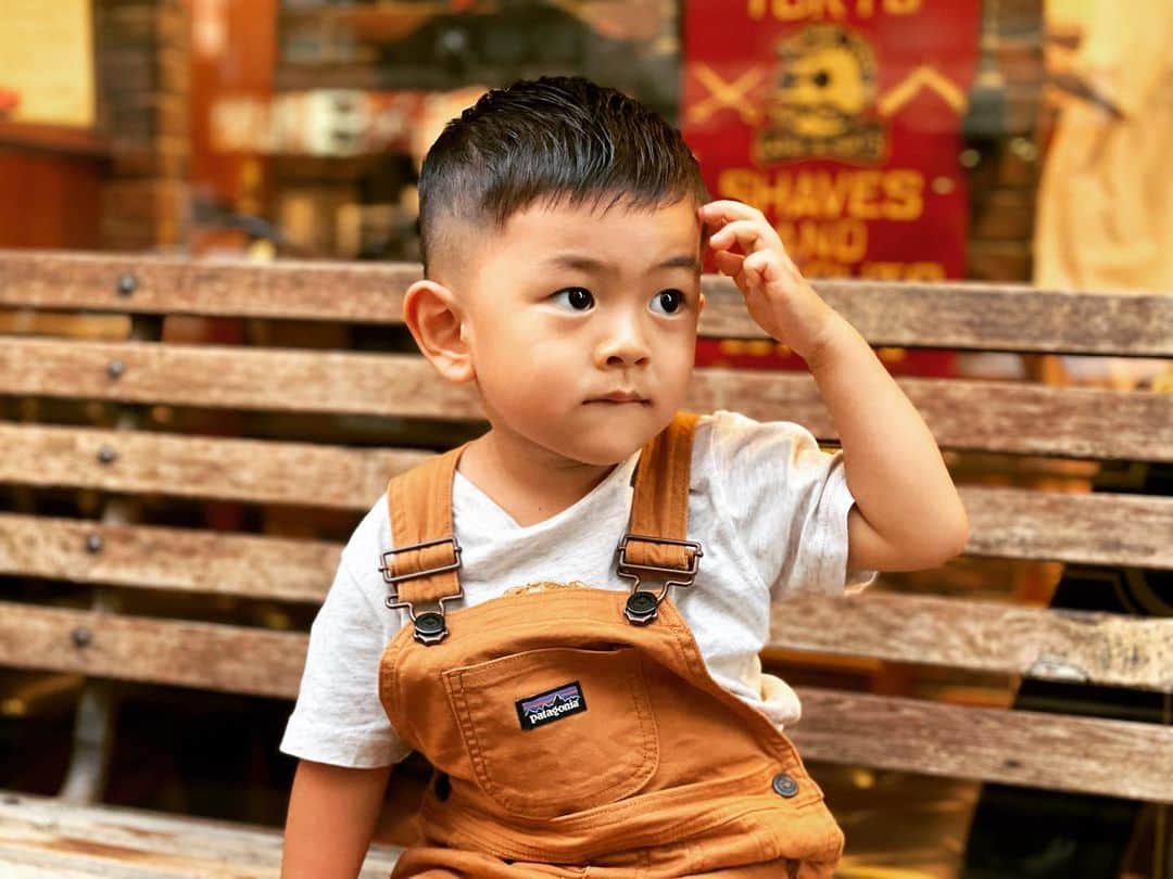 のインスタグラム：「- - パパと同じ髪型したいと言うので、 @tom_thebarbatokyo さんの所に cutへ💈✂︎初めての#barberstyle  - カッコよく、可愛くなり 磨永翔もご満悦🥰！ パパもめちゃくちゃ嬉しい😍！ - TOMさん ありがとうございました😊🙏✨」