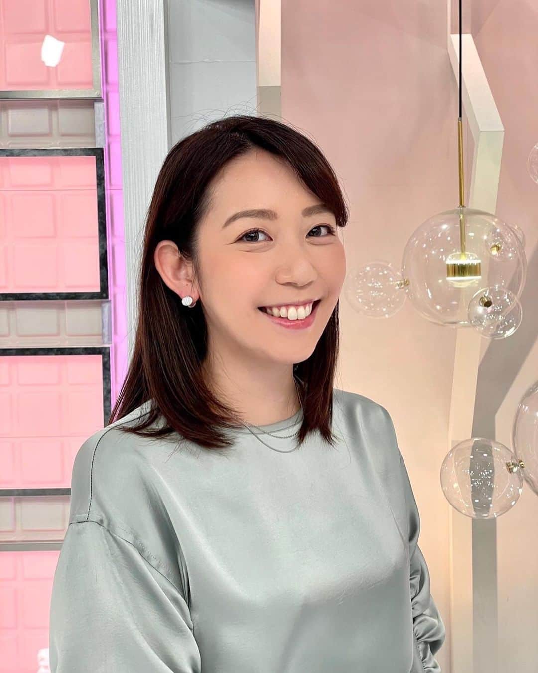 須黒清華のインスタグラム：「遅くなってしまいました… 先週の「日経ニュースプラス9」衣装です👗 グリーンのブラウスとスカート #ladymade  白ジャケットにドットワンピース #anniplus  でした！ . 来週月曜日は夏の電力供給について特集します。 毎日、もう夏のような暑さですが、少しでも節電の努力をしなくてはですね💦  #日経ニュースプラス9 #衣装 #節電 #電力供給」