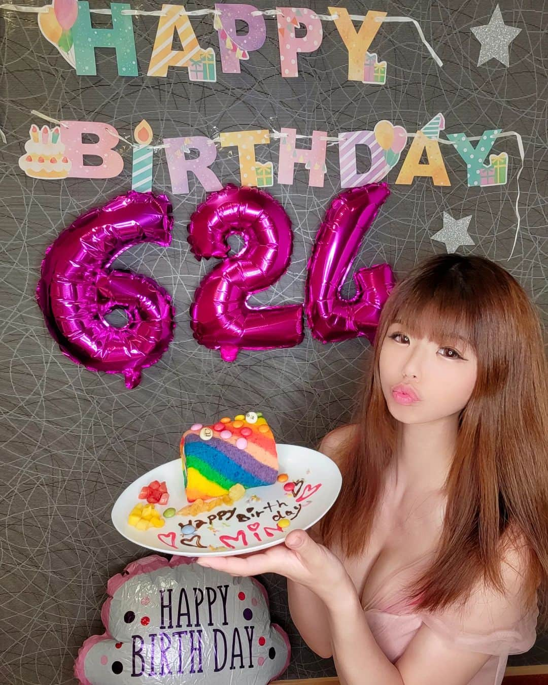 みんちゃん のインスタグラム：「ケーキをお皿に盛り付けて満足みん🎁🎂 . レインボーのケーキ可愛いでしょ🌈🎂✨ . . . . . . . #誕生日 #gal #和歌山 #誕生日プレート #旅行好きな人と繋がりたい #ootdfashion #ootd #旅行 #温泉旅行 #温泉 #gotoトラベル #summer #birthday #travel #gototravel #ギャル #cake #ケーキ #海 #貸切 #浴衣女子 #ギャル #ホテル #バースデープレート #記念 #いいね返し #ケーキプレート #白浜 #」