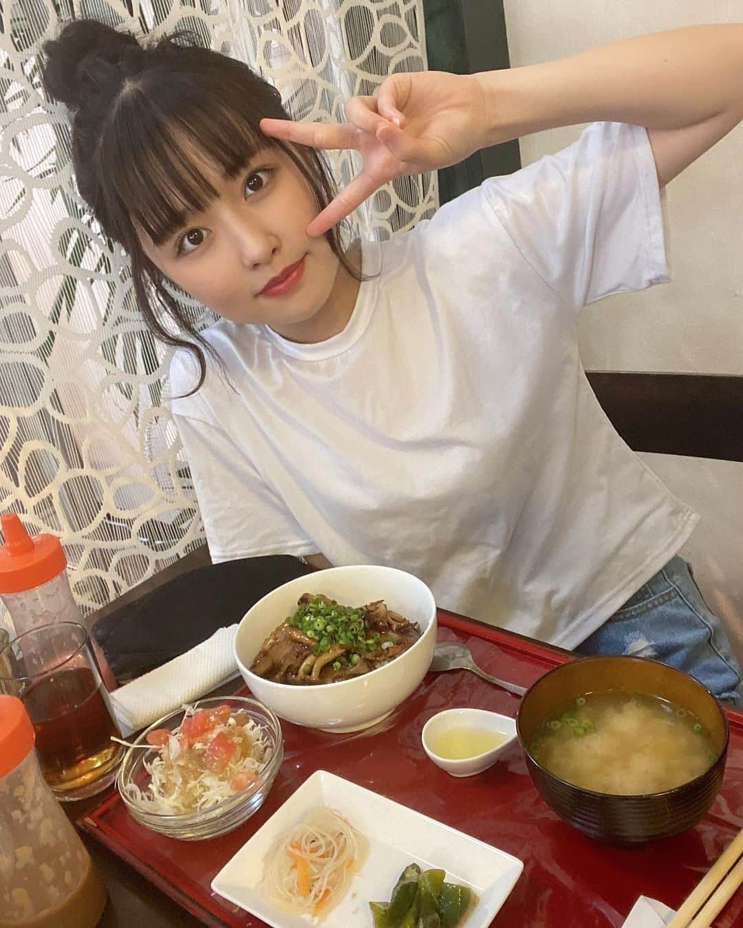 りりさんのインスタグラム写真 - (りりInstagram)「久しぶりに一品亭さん行ってきた！❤︎ 豚きのこ美味しかった❤︎ ハマる❤︎  何食べても美味しい！！！！♡  #showroom #おりりroom #jmix #ジェイミックス #model #モデル #jk1 #fjk #りり」6月24日 21時46分 - riiiiiriiii0308