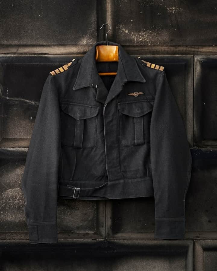 ギーブス&ホークスのインスタグラム：「Royal Navy battledress with pilot's wings, rank of captain, made by Gieves, 1940s. Naval officers were often also qualified air pilots.」