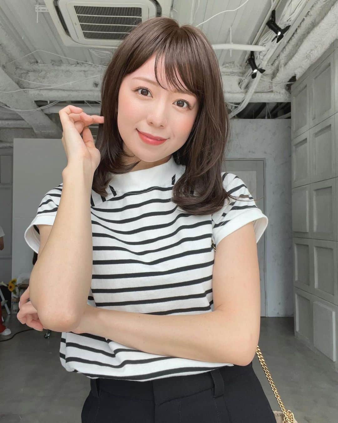 のインスタグラム：「いつもと雰囲気違うの分かる？🤣  さすがに分かるかな？？😂笑 撮影でロングのウィッグを付けました🙆‍♀️❤️  昔はよくエクステつけてたのがもう懐かしい🥺ロングにすると大人しく見える気がする😯  撮影の日は楽ちんな私服で行こうと思い @classicalelf_officialの  コットン地のトップスに☺️  生地がしっかりしてるので 骨格ナチュラルの私はとっても華奢見えする！  カラバリもいくつかあるんだけど、私はボーダーのM着てます◎  #クラシカルエルフ #classicalelf #エルフコーデ #タイアップ #uniqlo #gu #zara #ユニクロ #ジーユー #ザラ #Tシャツ #ラグラン #モックネック #無地t #無地tシャツ #サステナプラス #sustainaplus#骨格ナチュラル#イエベコーデ」