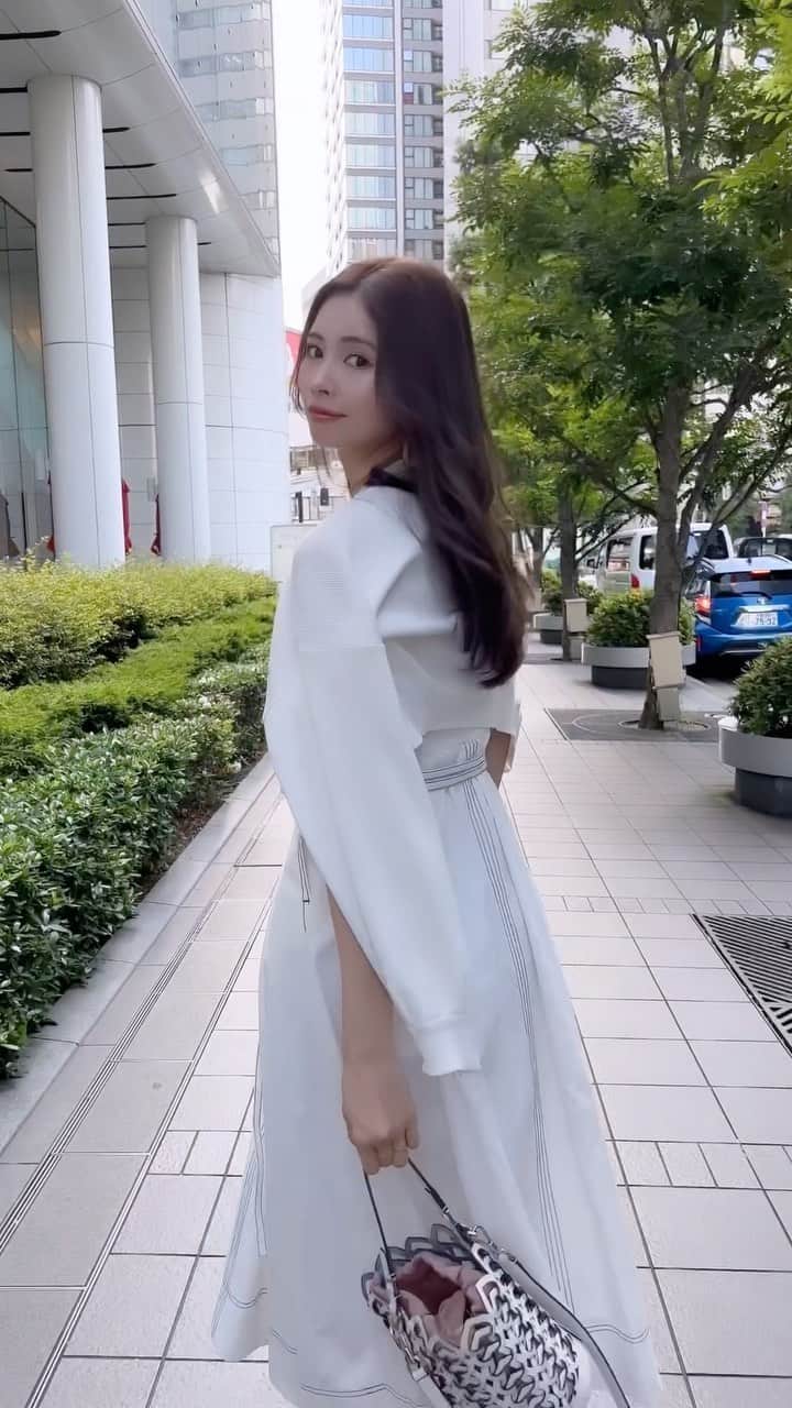 のインスタグラム：「今日の美容室帰りの私。  まじ暑かった。 みんな熱中症気をつけるんだよ！  ・ ・ ・ ・ ・ ・ ・ ・ ・ ・ ・ ・ ・ ・ ・ ・ ・ ・ ・ ・ ・ ・ ・ ・ ・ ・　 ・ #美容室#美容#ヘアカラー#ママコーデ#ママファッション#大阪#大阪美容室#トリートメント#子育てママ#haircolor#ロングヘア#大人可愛い#梅田#梅田美容室#センターパート#前髪#前髪カット#韓国巻き#韓国コスメ#韓国ヘア#巻き髪#koreanfashion#前髪アレンジ#カット#ワンピース#ワンピースコーデ#美白ケア#美肌ケア#bvlgari#アッシュカラー」