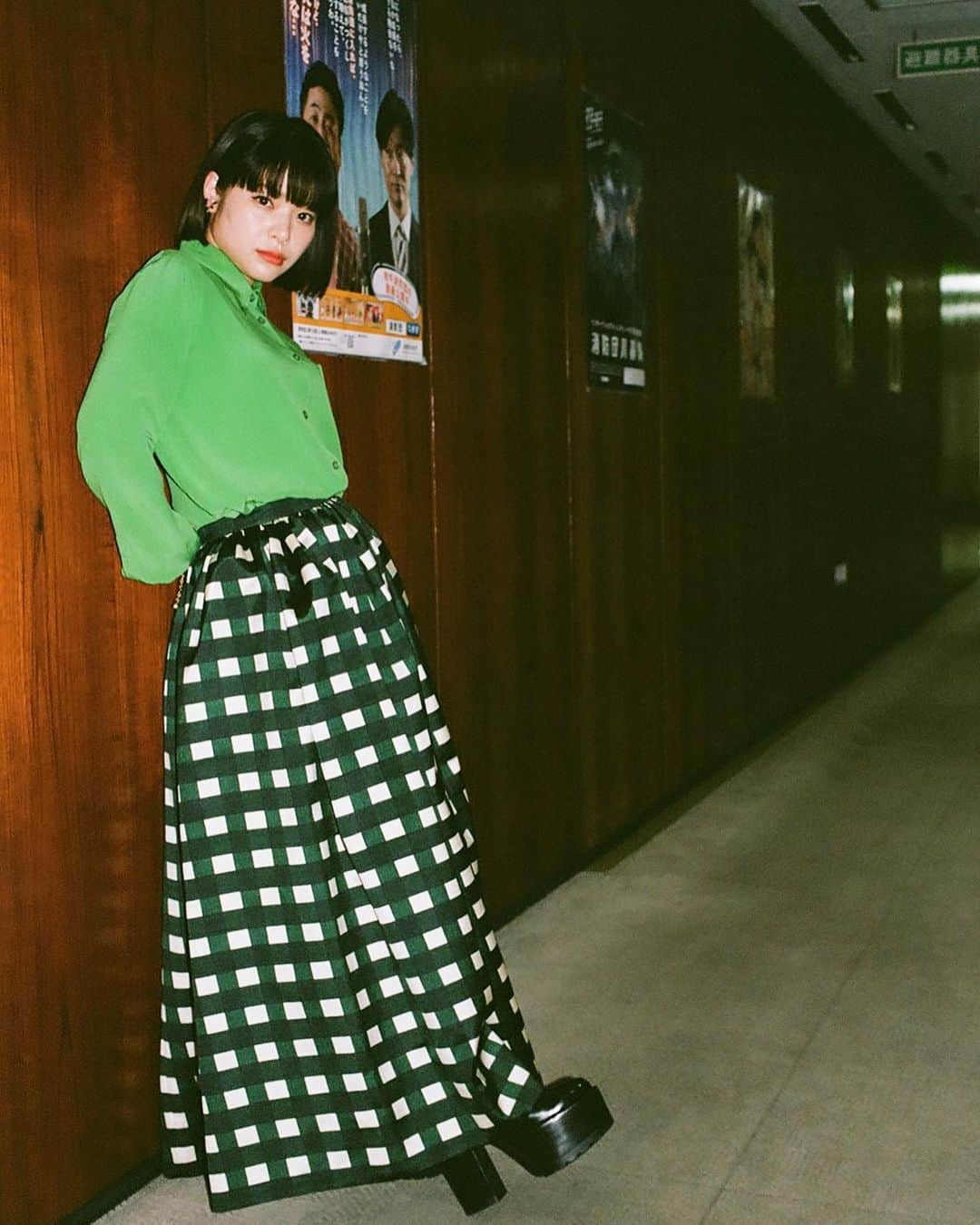 岸井ゆきののインスタグラム：「『 #神は見返りを求める 』 無事に公開初日を迎えましたー！！やったー！！ もう2年前に撮影して、ずっとずっと観て欲しかった。やっと。 念願の吉田恵輔監督との再会とムロツヨシさんとの初共演がこの映画でほんとうに良かったです。 これは愛のかたまり映画です。（！） ムロさん演じる田母神さんとわたしが演じる底辺YouTuberのゆりちゃんは、 神さまのような田母神の協力のもと二人で楽しくにこにこYouTubeを作っていたのに あるときゆりちゃんは自分を変えるほどの欲望に出会って そのせいで楽しく過ごせていた相手に優しくできなくなって、あなたがいてわたしがいたはずなのに 自分の力だけで何かを成し遂げたような気になって、 イヤなやつになって、神さまのはずだった田母神まで変わってしまう。 神は、見返りを求めはじめる、、、、！！！！！！！ とまあそういうあらすじです？ とにかく観てください。心より。 愚かだなあ〜！って思ってるうちに、自分に返ってくるモノがあると思います。 そして今日6/24は、正式に、ムロツヨシの日として認定されました！　@murotsuyoshi0123  ほんとうにおめでとうございます！！  そしてわすれないで 明日は土曜ドラマ『パンドラの果実〜科学犯罪捜査ファイル〜』の最終回です！ 夜10時から！絶対みてくださいっ！おねがいばかりでごめん ディーンフジオカさんとユースケサンタマリアさんと朝から電波ジャックします！📺📺 ムロさん含めてみなさまがカタカナですごく良い。あしたはキシイユピノで出たいna  #神は見返りを求める #ムロツヨシ #吉田恵輔 #岸井ゆきの #パンドラの果実」