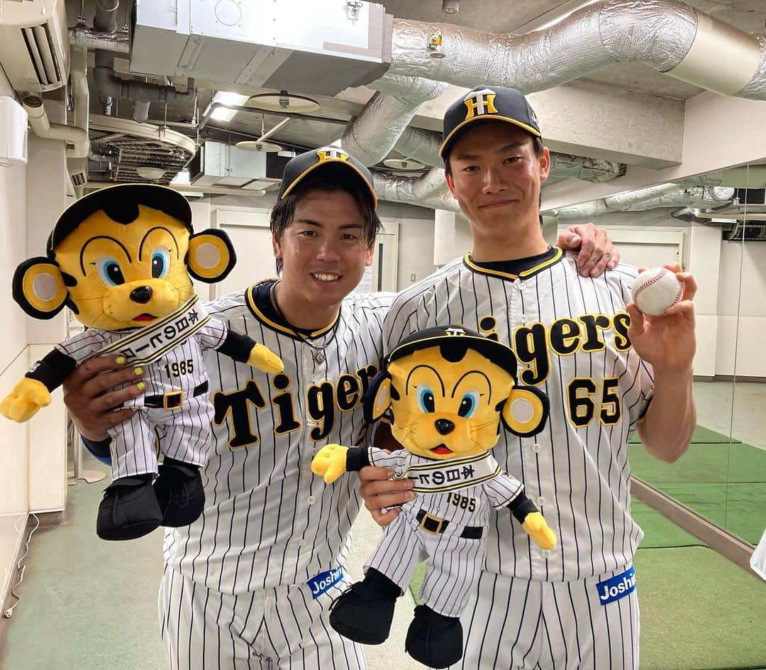 阪神タイガースさんのインスタグラム写真 - (阪神タイガースInstagram)「今日のヒーローは決勝の2点タイムリーを打った梅野選手と、プロ初勝利をあげた湯浅選手です！ #今日のヒーロー  #梅野隆太郎 選手 #湯浅京己 選手 #阪神タイガース  #イチにカケル！」6月24日 22時08分 - hanshintigers_official