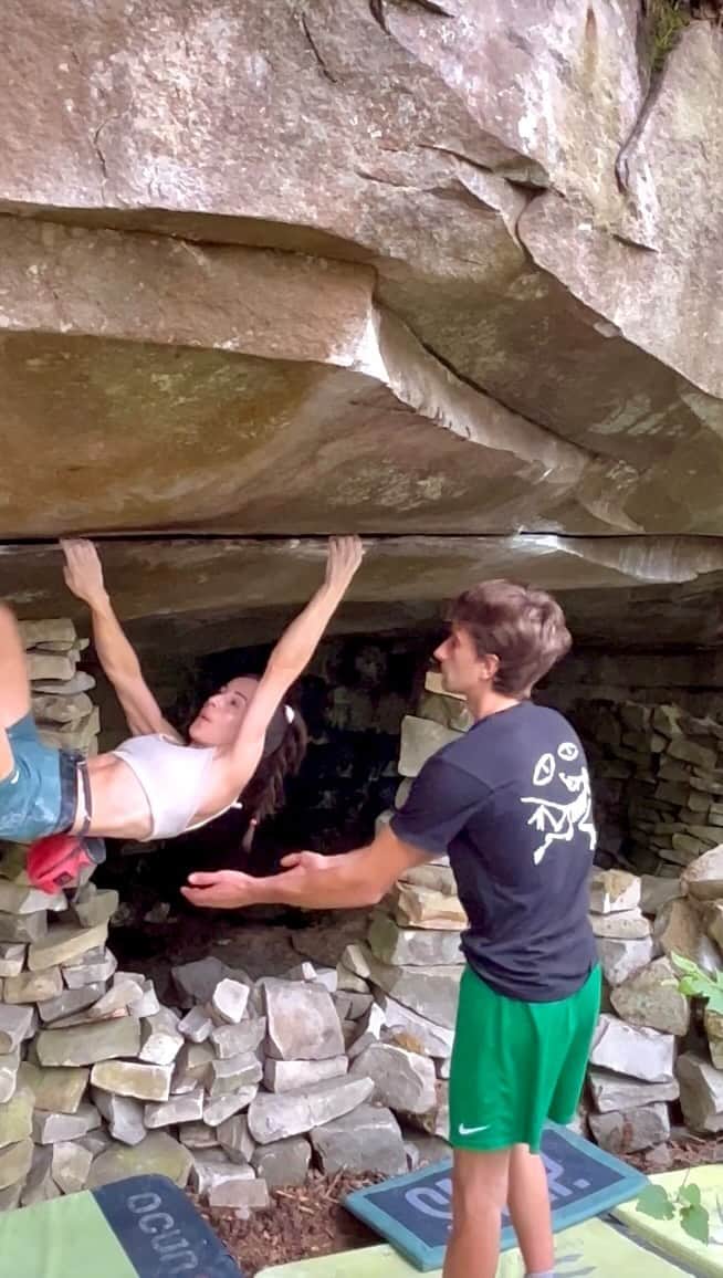 キャロライン・シノのインスタグラム：「Aquaplanning 🧜‍♀️🌊7C/+ Allez encore une trav à faire et une autre à ouvrir et je raye le secteur😅.  Toujours un plaisir de faire ce début de bloc majeur et de finir par la version classique bien à bibis (je trouvais la fin trop morpho avant mais en fait c’était trop à fermeture en fin de bloc). Contente de continuer à progresser en physique💥 Merci pour la parade dos @lumartinez_93 🥰 ⚠️ Bloc un peu « dangereux » avec une écaille qui bouge.  @crimpoilofficial #recoverfaster @arkose.climbing #liveelevated @girlsinbleau」
