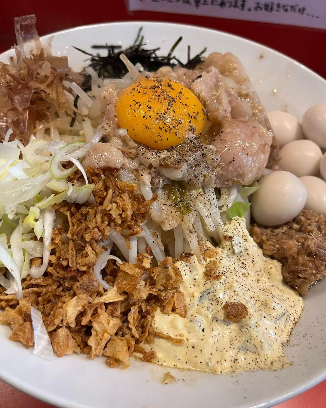 山崎晃平のインスタグラム：「ラーメン豚島  溝の口で遊ぶ時の昼飯はここ  麺少なめ白アブラマシ  #ラーメン #ラーメン二郎 #二郎系ラーメン #溝の口グルメ」