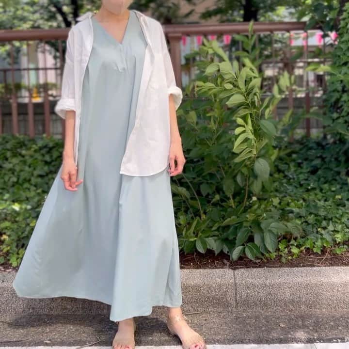 乙黒えりのインスタグラム：「午前中近所での用事だったので、楽ちんコーデ。  今日風強かった〜🎐  セーラーカラーワンピは襟取り外してUVカットシャツを羽織って。 本当にいい生地で、なびくときや落ち感がすき〜✨  #ママコーデ#ママファッション#ワンピース」