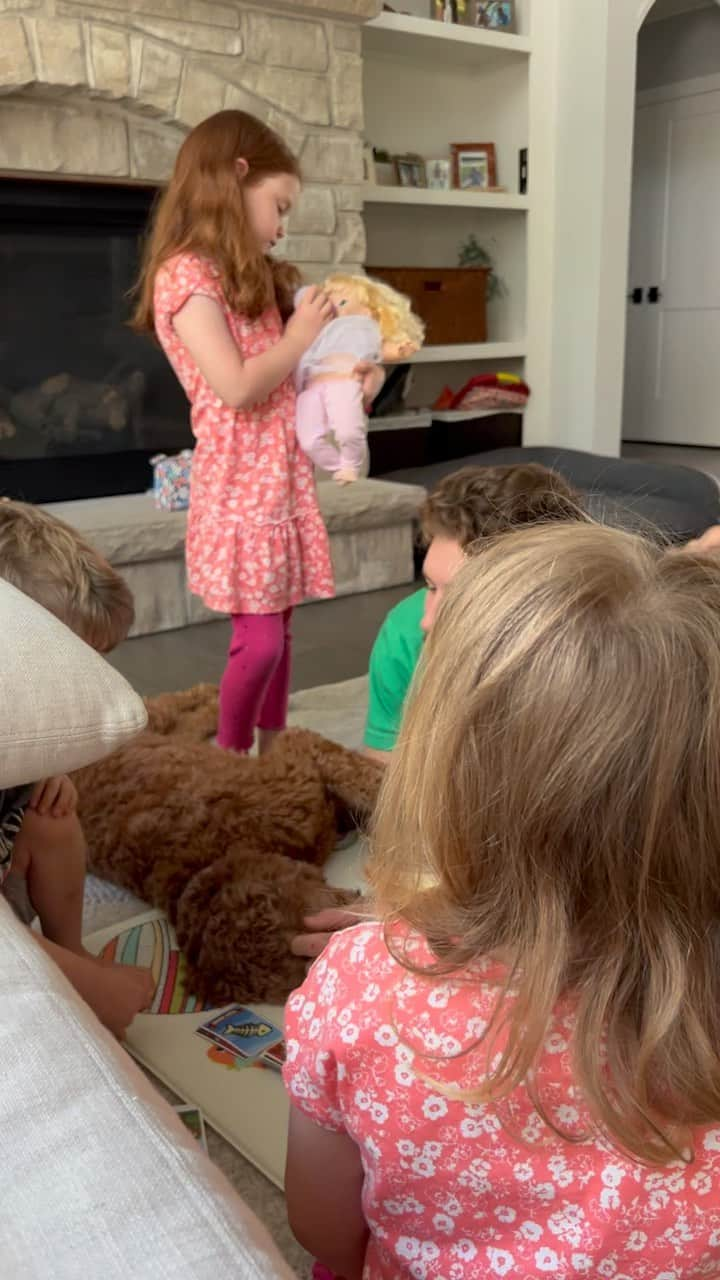 ローレン・マイコラスのインスタグラム：「Dads home! The excitement throughout the house is like Christmas morning.. everyone one needs him home for the same yet different reasons. This scene made my heart so full.. baby Rhett sleeping.. Lillianne being an amazing mommy… the twins teaching Dad a new game.. and Ruby in all her glory snuggling .. 💕」