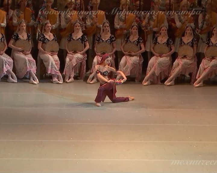 マリア・コーレワのインスタグラム：「If the story of Nikiya was in a movie, I’m sure somewhere in this moment there would be an epic slo-mo with the most dramatic music 💔 Pretty much the culmination of the ballet when everyone in the audience knows the main character will die soon but she has no idea. What a devastating shock awaits her, on top of an already aching heartbreak!  All I want to say - genius idea and choreography, always a miracle to have a chance to dance it 🙏🏻  Если бы историю Никии рассказывали в современном фильме, я уверена, где-то здесь обязательно было бы несколько кадров замедленной съемки, сопровождающихся красивейшей эпичной музыкой 💔 Кульминация балета, когда все, кроме главной героини знают, что она вот-вот умрет. Какое потрясение ждёт ее, а ведь ее сердце уже разбито!  Все, что я хочу сказать - гениальная идея и хореография, исполнять ее всегда подарок судьбы 🙏🏻」