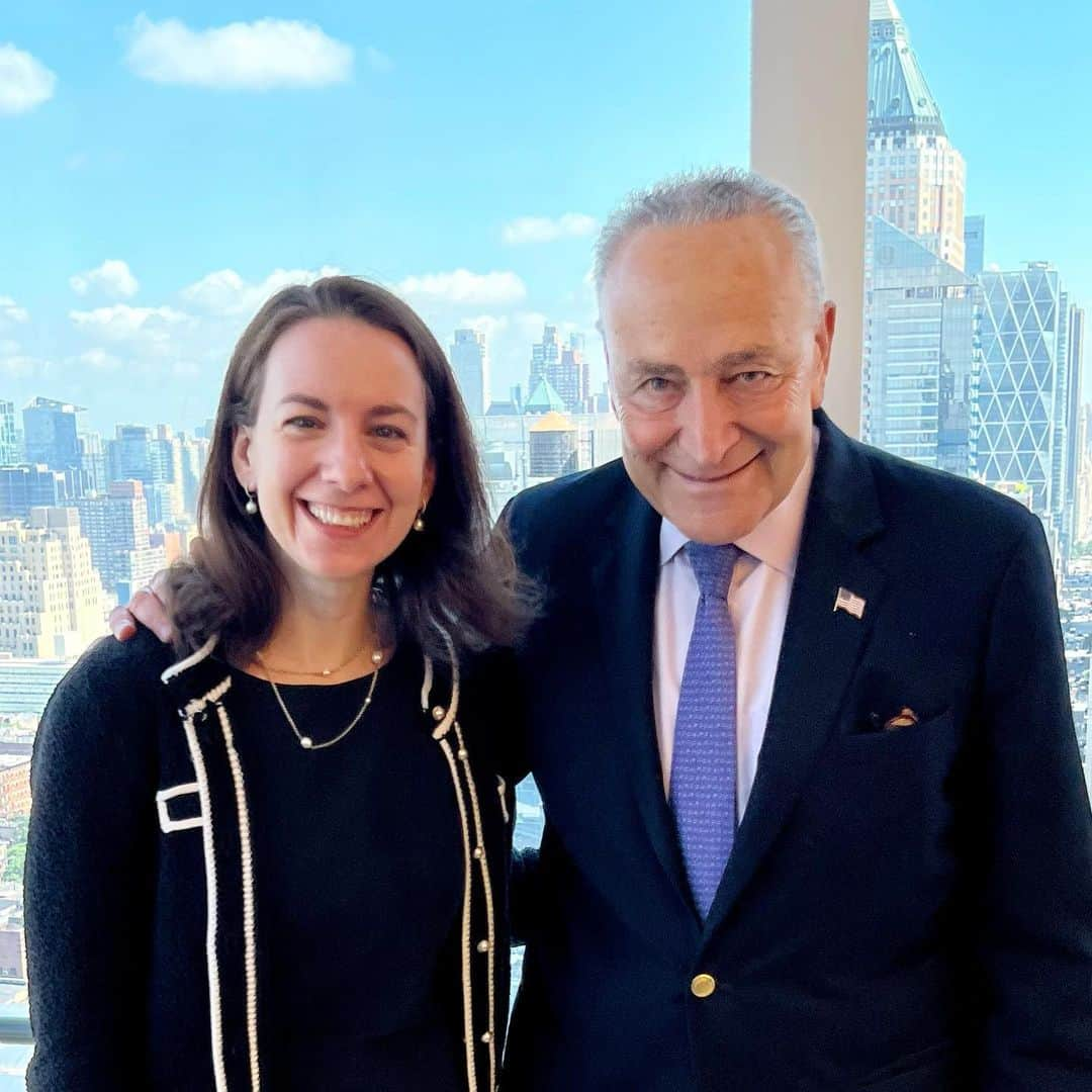 サラ・ヒューズのインスタグラム：「Senate Majority Leader @senschumer - thanked him this morning for a big night yesterday on taking steps to helping make our country safer #NewYork #NY #senator #chuckschumer  #schumer #gunreform」