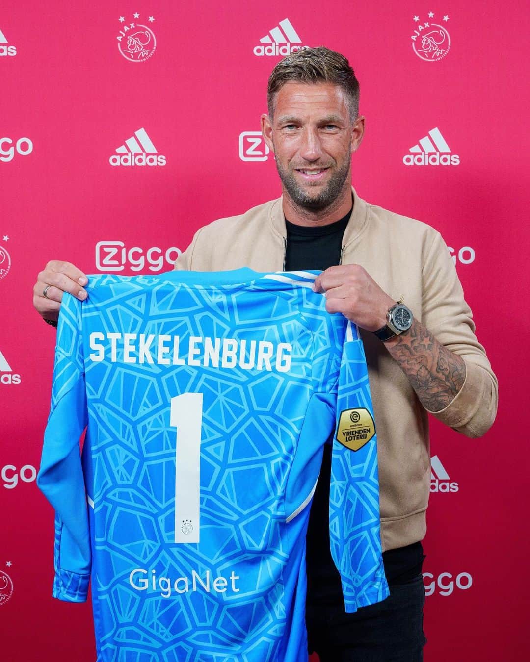 マールテン・ステケレンブルフのインスタグラム：「39 years old and still going strong ❌❌❌ Maarten Stekelenburg +𝟭」
