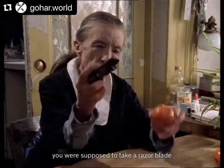 マギー・ジレンホールのインスタグラム：「How To Peel An Orange, Louise Bourgeois  #Repost @gohar.world」