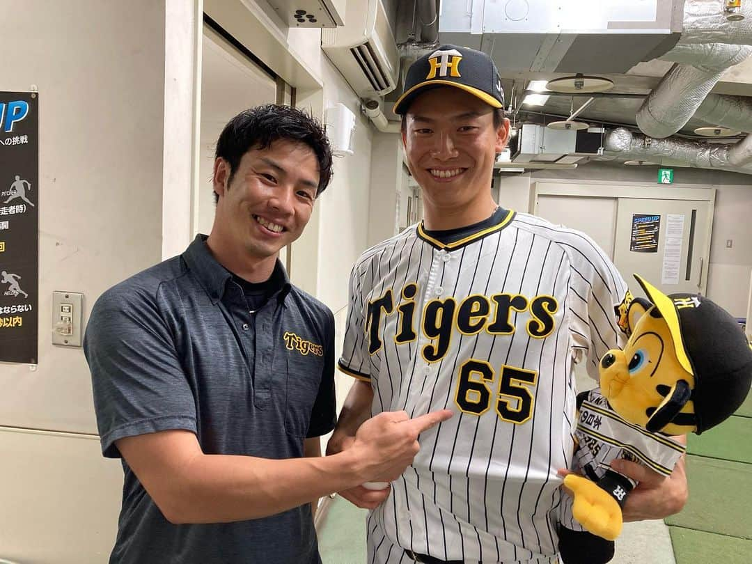 阪神タイガースさんのインスタグラム写真 - (阪神タイガースInstagram)「湯浅選手のプロ初勝利のヒーローインタビューを担当したのは、湯浅選手の前に「背番号65」を背負っていた緒方広報でした！ #ヒーローの裏側  #湯浅京己 選手 #プロ初勝利  #緒方凌介 広報 新旧 #背番号65  #阪神タイガース  #イチにカケル！」6月25日 0時10分 - hanshintigers_official