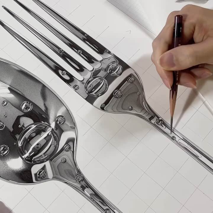 大森浩平のインスタグラム：「Pencil Drawing “Spoon & Fork”. 鉛筆でスプーンとフォークを描きました！  Uploaded a making video on YouTube. Link URL is in my profile. YouTubeに制作過程をアップしました。 プロフィールのURLから！  Please check out ↓ YouTube：大森 浩平・Kohei Ohmori Twitter：kohei6620 and ArtWork Shop  #スプーン #フォーク #spoon #fork #水滴 #waterdrops #pencildrawing #drawing #hyperrealism #realism #illustration #metallic #artwork #sketch #dessin #art #スーパーリアリズム #イラスト #デッサン #スケッチ #アート #鉛筆画 #写実画 #鉛筆 #絵」
